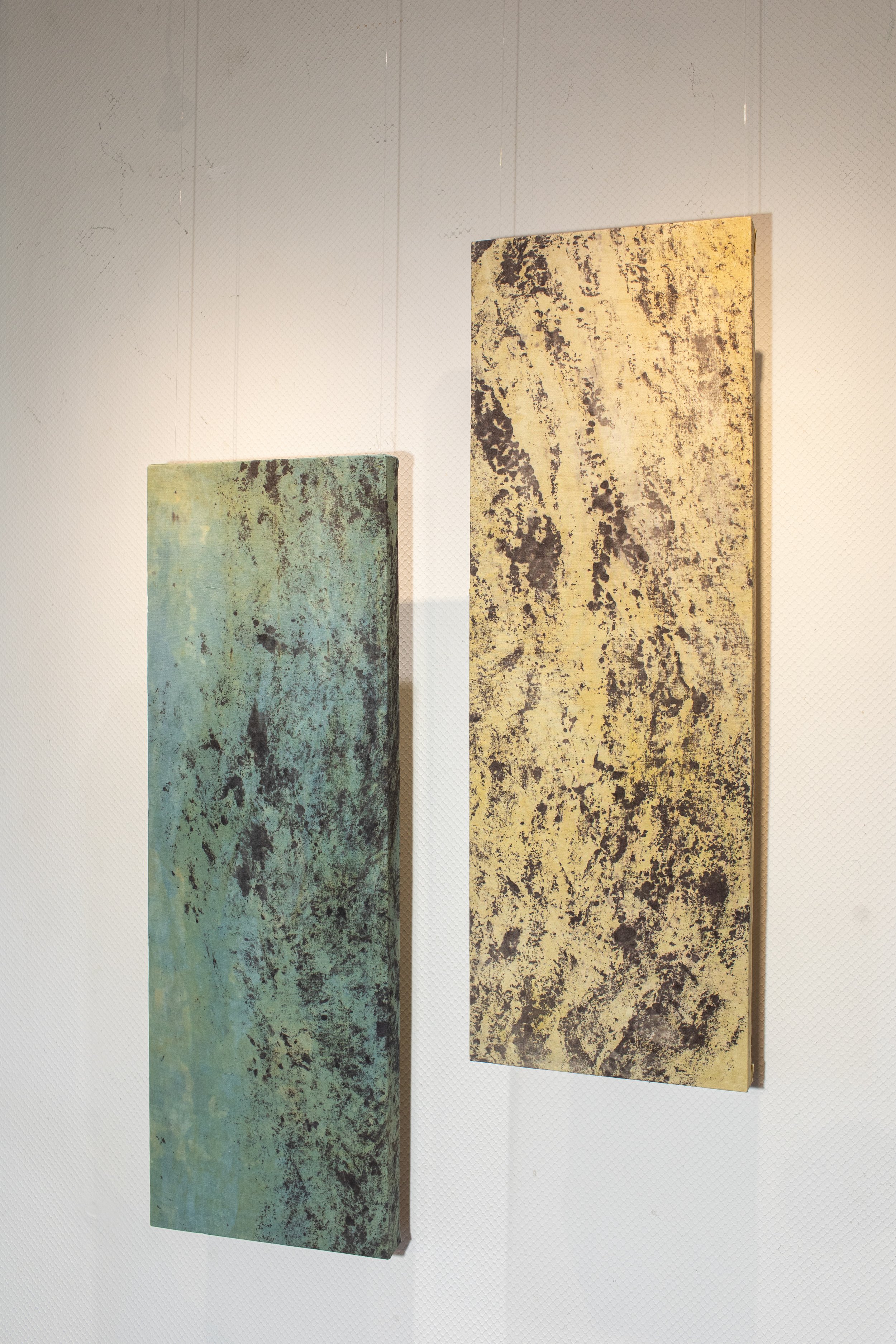 Diptyque chêne
90 x 30 cm x 2 • pièces uniques • empreinte d’un chêne dans le parc de la maison Louis David • teinture végétale arbousier et indigo • coton ©Jean-Luc Emanuele