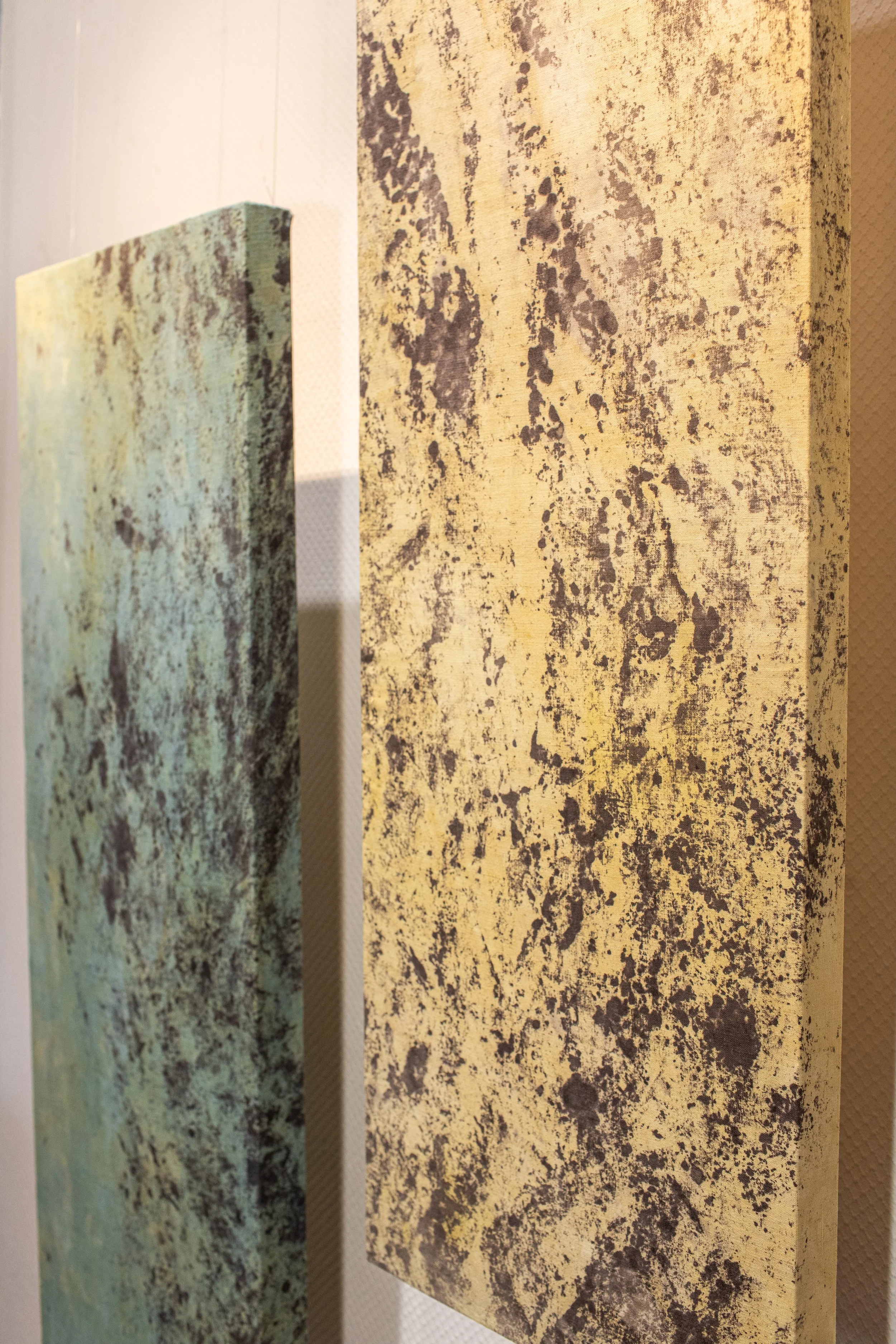 Diptyque chêne
90 x 30 cm x 2 • pièces uniques • empreinte d’un chêne dans le parc de la maison Louis David • teinture végétale arbousier et indigo • coton ©Jean-Luc Emanuele