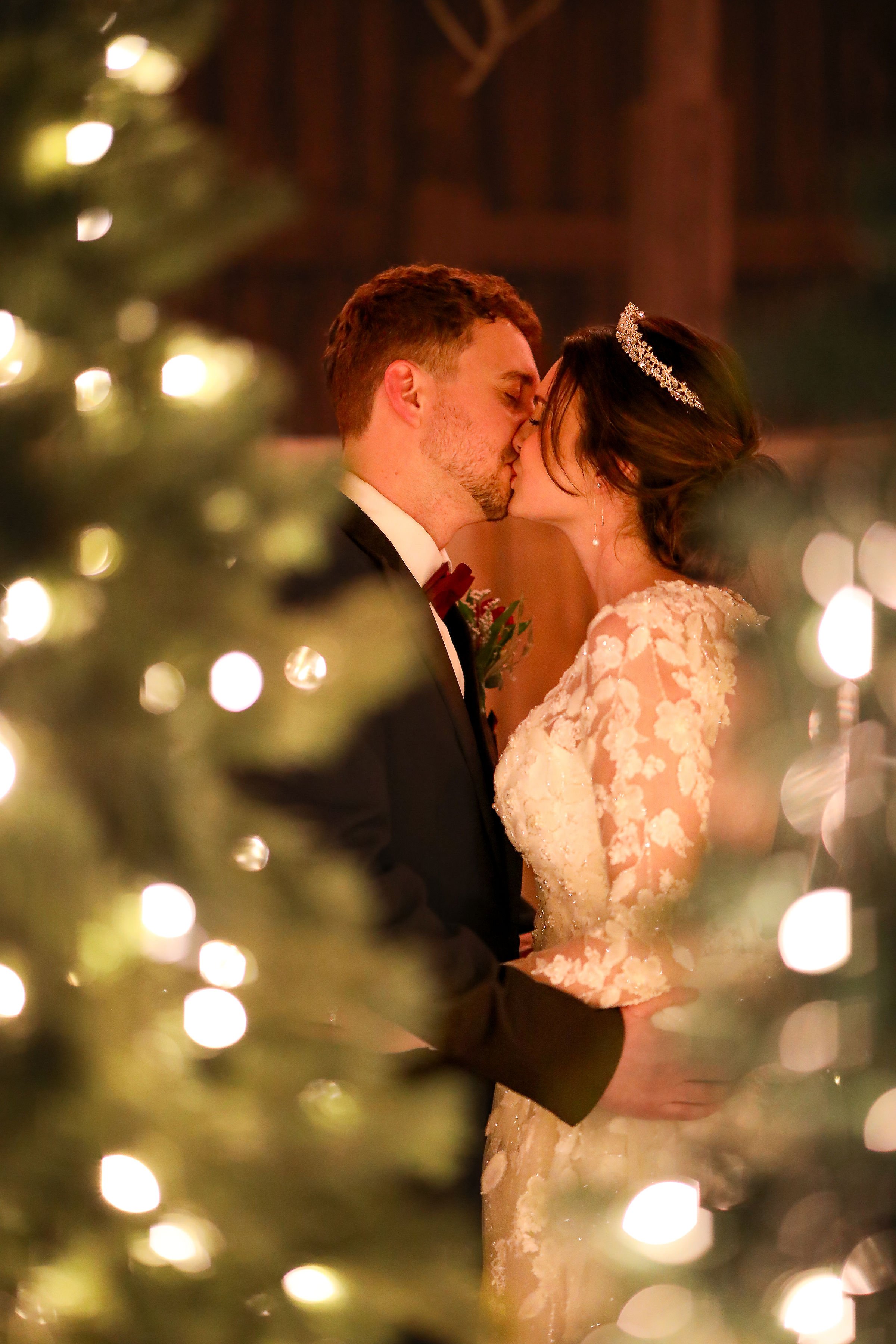 Jess &amp; Naaman’s Cozy Christmas Wedding at Little Tennessee Event Farm 🎄❤️
