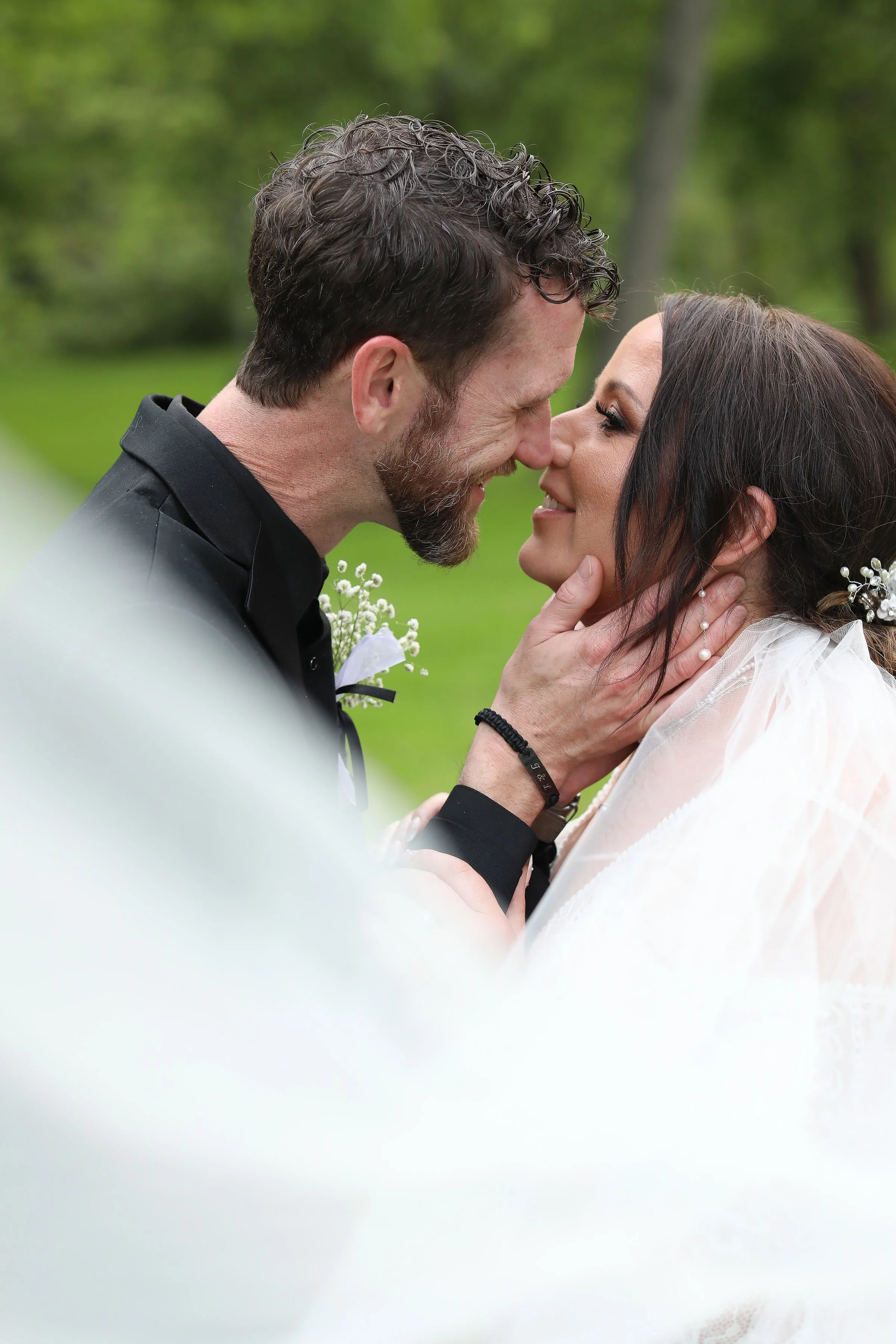 Lindsay &amp; Tyler Black’s Elegant Black, Silver &amp; White Wedding at Little Tennessee Event Farm 🖤✨