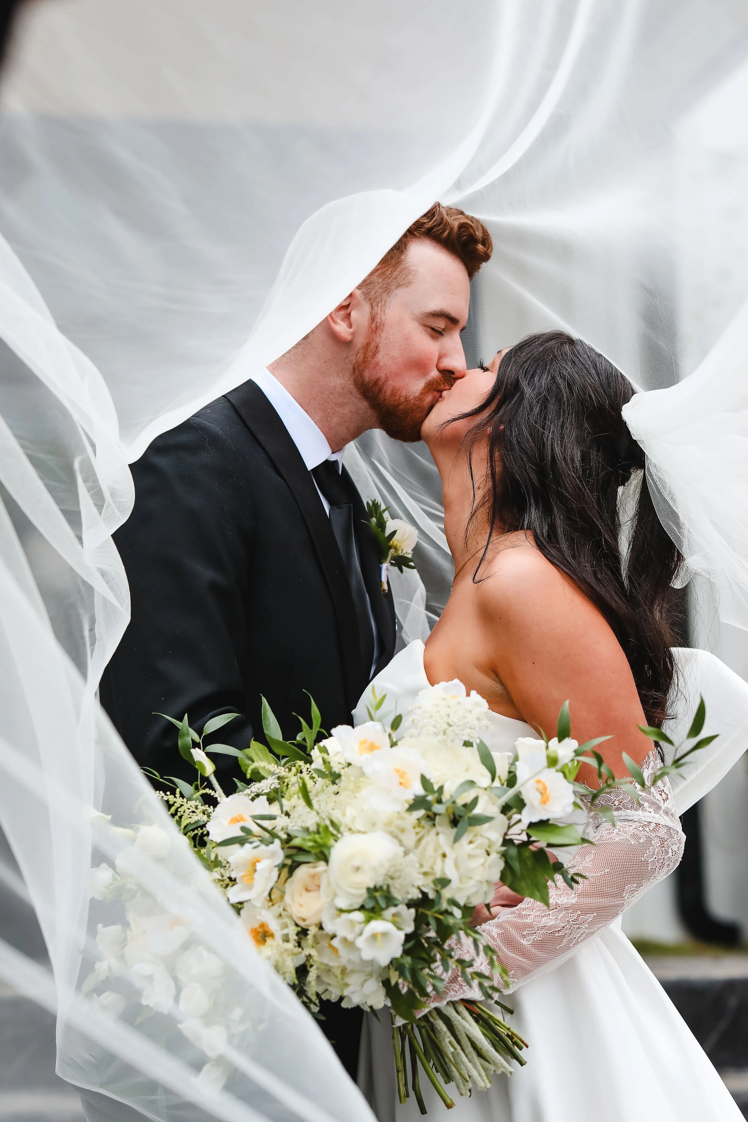 Melissa &amp; David Rogers’ Classic Black &amp; White Wedding at Little Tennessee Event Farm 🤍🖤