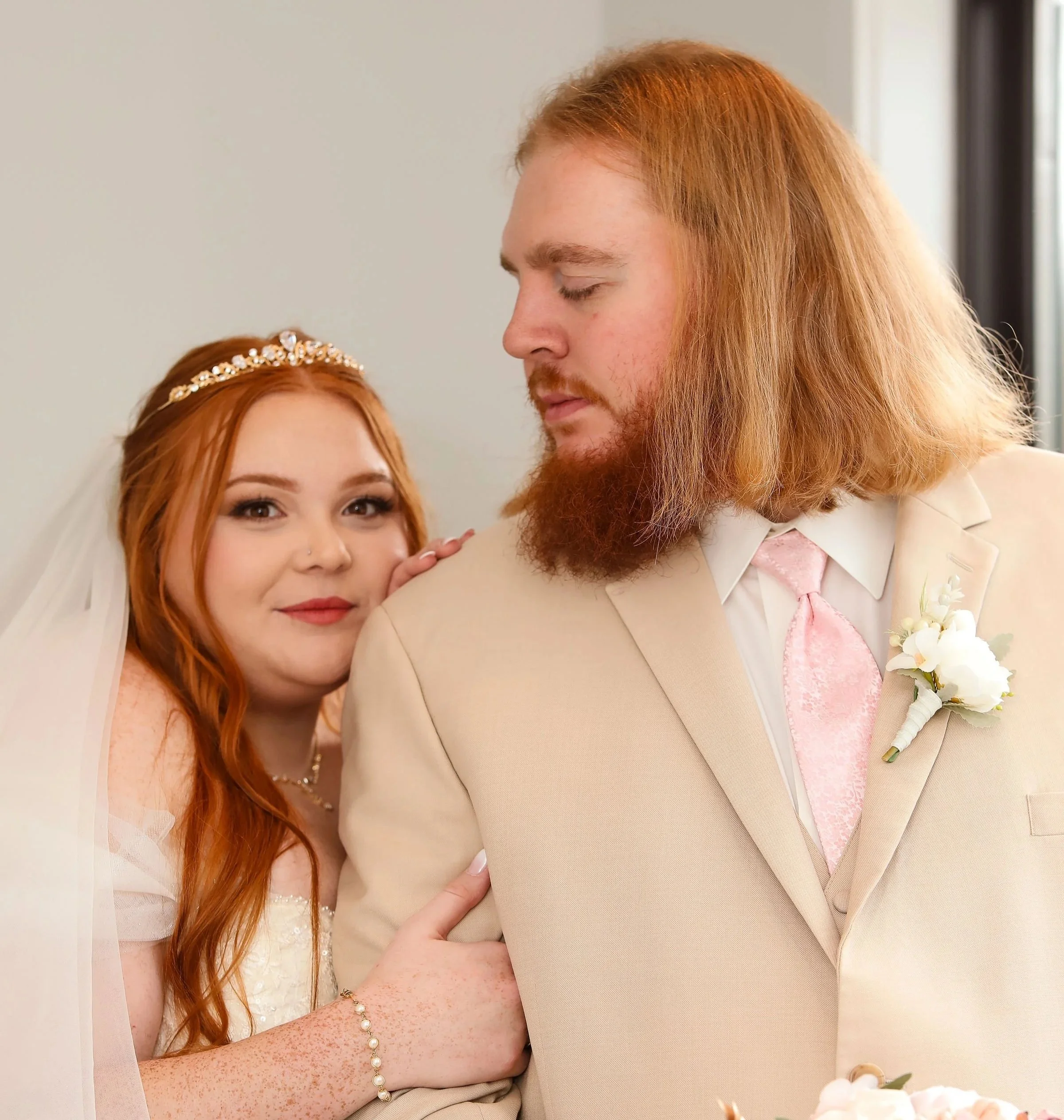 A Blush &amp; Sage Love Story: Cayla &amp; Wesley’s Romantic Fall Wedding 🌿💖