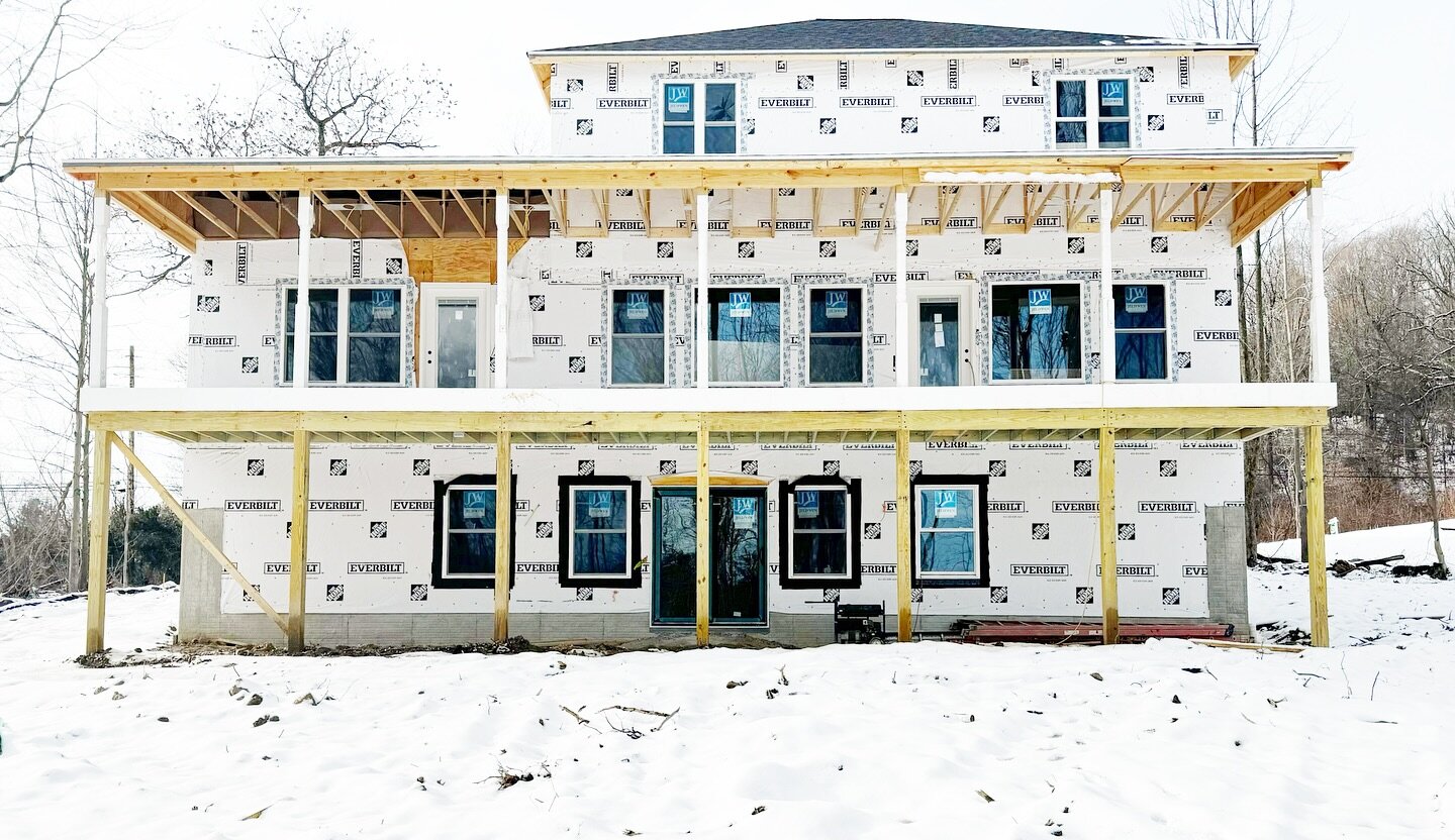 Creating dream homes in Northeast Ohio! 🏡 Our recent project boasts a custom design with a second-story balcony overlooking the backyard, connecting the living room and master bedroom to outdoor bliss. ☀️Ready to build your own haven? Reach out to u