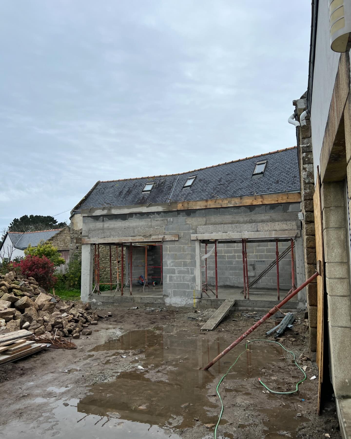Pour ce beau projet en bord de mer, ce sont trois extensions qui vont &ecirc;tre construites : ici une immense cuisine baign&eacute;e de lumi&egrave;re gr&acirc;ce &agrave; trois grandes baies vitr&eacute;es,  une chambre avec toit terrasse, ainsi qu