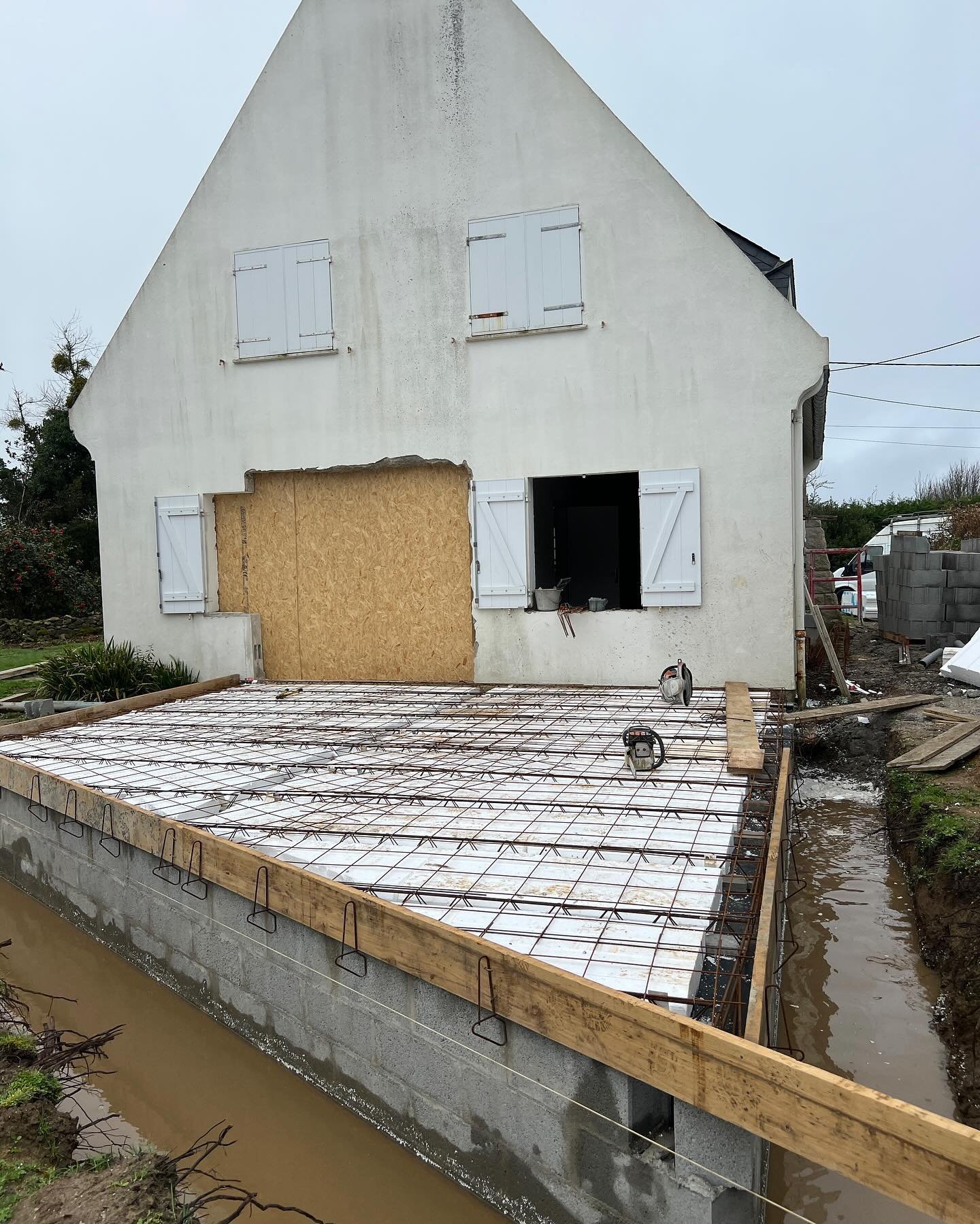 Malgr&eacute; la pluie on arr&ecirc;te pas le travail !💪🏻
Pour cette future extension en ossature bois (MOB), et compte-tenu de l&rsquo;humidit&eacute; des sols (c&rsquo;est un euph&eacute;misme ! ) l&rsquo;architecte a retenu la solution d&rsquo;u