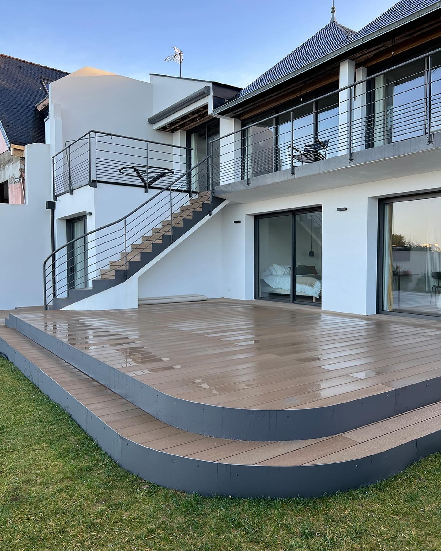 Notre client souhaitait un grande terrasse avec vue sur le Golfe du Morbihan afin de donner la touche finale &agrave; son projet de r&eacute;novation✨

Les menuisiers #work_agencement_et_decors ont donc con&ccedil;u une terrasse en bois composite sur