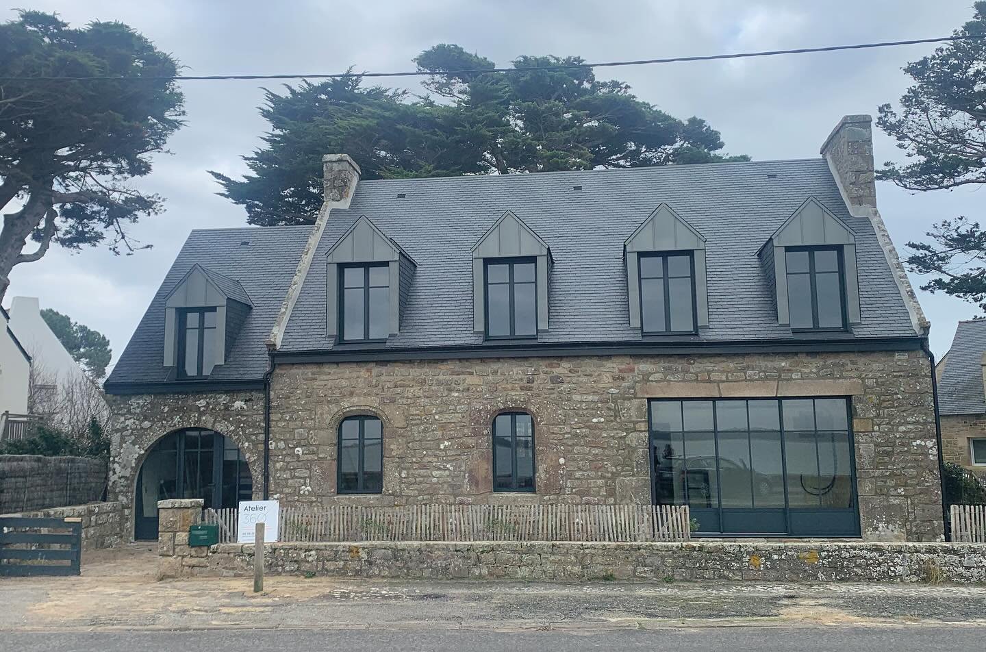 Il nous aura fallu 9 mois pour mener &agrave; bien la r&eacute;novation compl&egrave;te et l&rsquo;agrandissement de cette belle maison situ&eacute;e en bord de mer 💫

L&rsquo;&eacute;largissement des ouvertures, le remplacement des menuiseries ont 