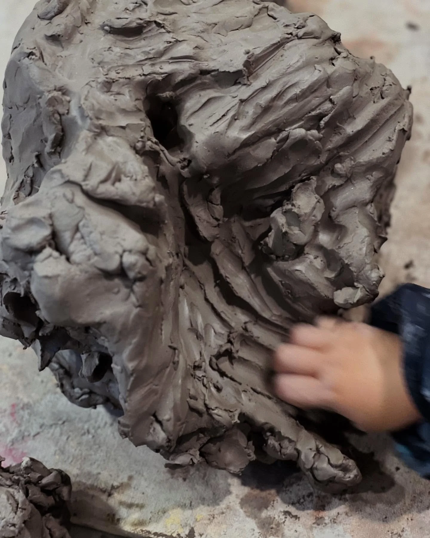 The children in the Hudson Atelier have been hard at work- quite literally- digging into something big: large heavy blocks of clay. From lifting and carrying to pressing, digging, and sculpting, children are fully immersed in this rich sensory and ph