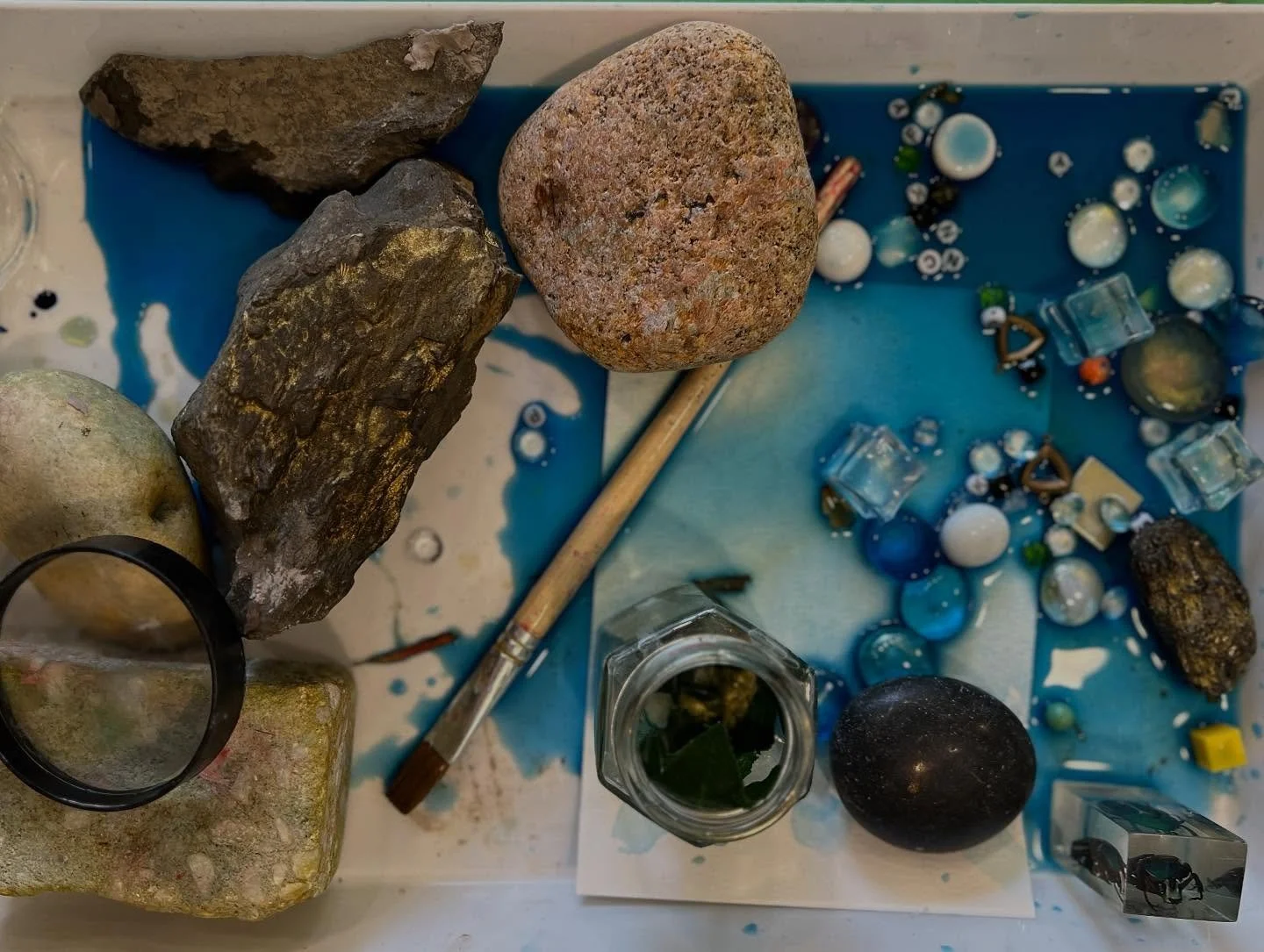 Mudlarking in the Hudson Atelier! 
(A mudlark is someone who scavenges the banks and shores of rivers for items of value)

The children in the atelier have been enjoying digging, searching, finding, sharing and sorting rocks, jewels and treasures. 

