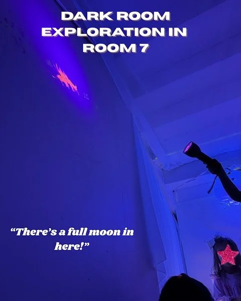 💡We explored a special space in room 7, building off our interest in shadows and light. There were many observations in this new space: the visuals of light and materials, the feelings we had in this room, and how we interact with each other. 
Afte