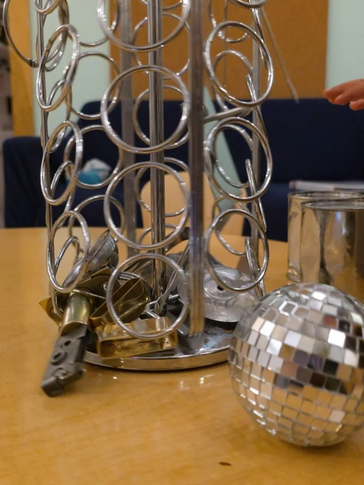 Since the start of the school year, metal loose parts have invited the children of Room 1 into rich, open-ended exploration by appealing to their senses and innate curiosity. Items like keys, metal rings, tin cans, or small bowls offer varied weights