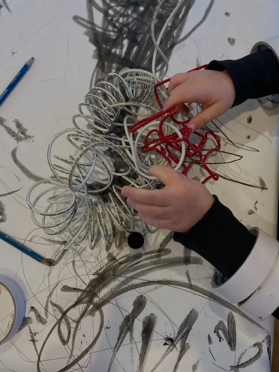 What is a line? What makes a line? 

The 2s have been exploring these questions through a variety of graphic media in the Ericsson Atelier. Their work makes us consider&hellip;

⚪️ How do the materials we offer contribute to satisfying mark-making ex