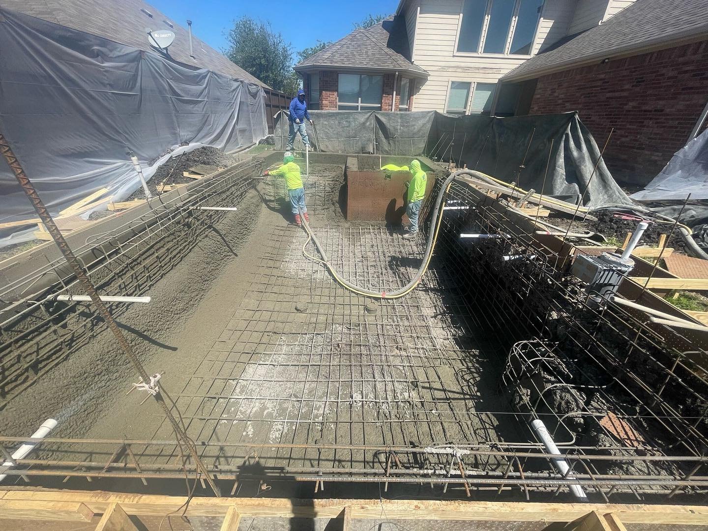 Finishing up the shotcrete and then on to tile &amp; coping! 👏🏼

#FoleyPools #pool #outdoorliving #pooldesign #construction #outdoorliving #renovation #poolbuilder #excavator #excavation #gunitepool #poolconstruction #poolinspo #prospertx #friscotx