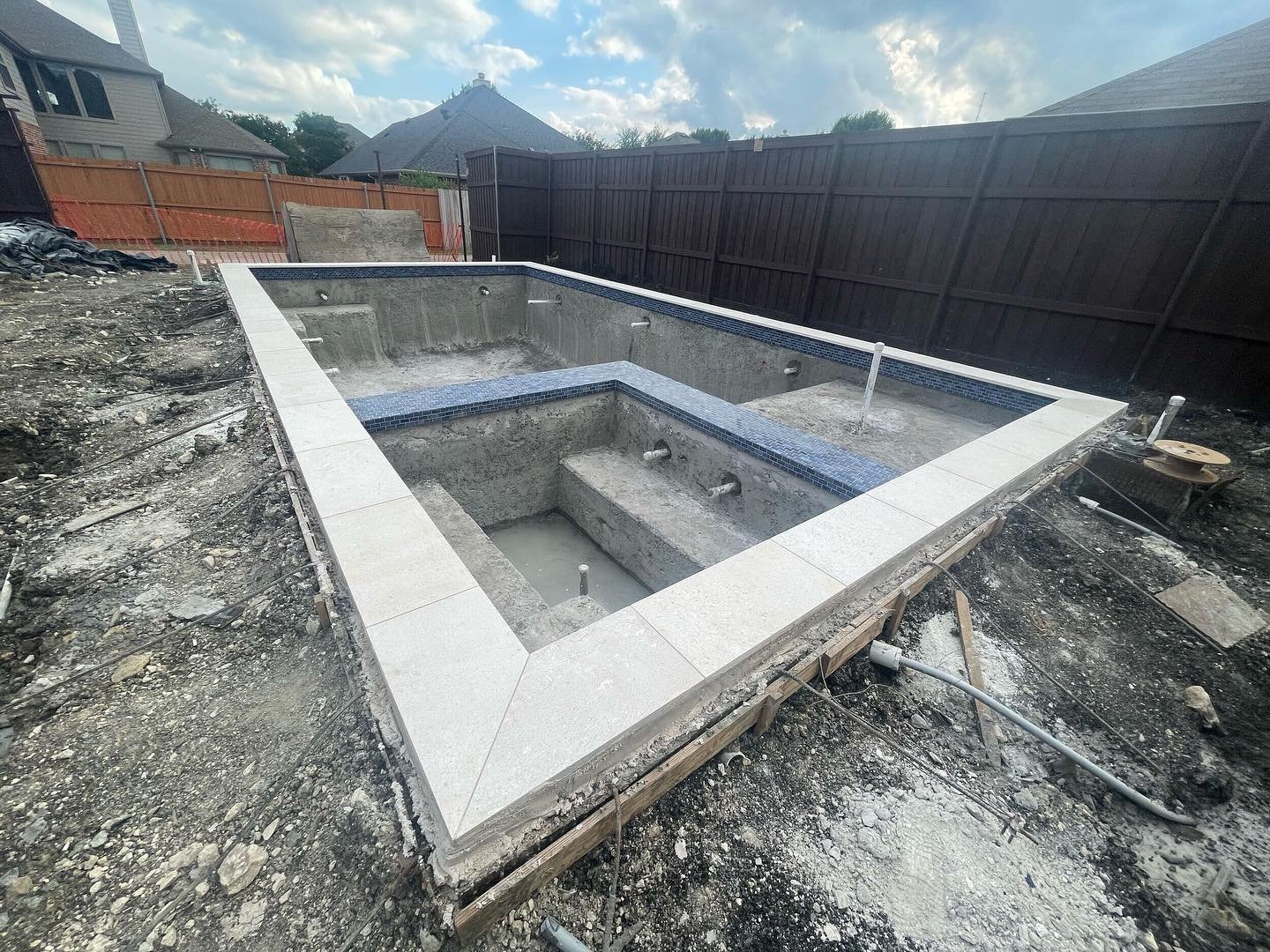 Tile and coping.. ✅

#FoleyPools #pool #outdoorliving #pooldesign #construction #outdoorliving #renovation #poolbuilder #excavator #excavation #gunitepool #poolconstruction #poolinspo #prospertx #friscotx #celinatx #pooldesign #pooltile #poolcoping #