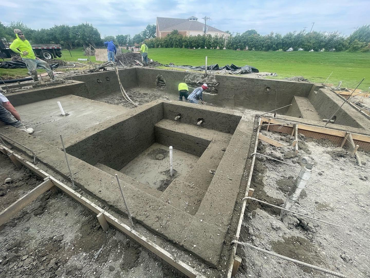 We&rsquo;re getting the shotcrete finished up then we&rsquo;ll be moving on to tile and coping! 🤩

#FoleyPools #pool #outdoorliving #pooldesign #construction #outdoorliving #renovation #poolbuilder #excavator #excavation #gunitepool #poolconstructio