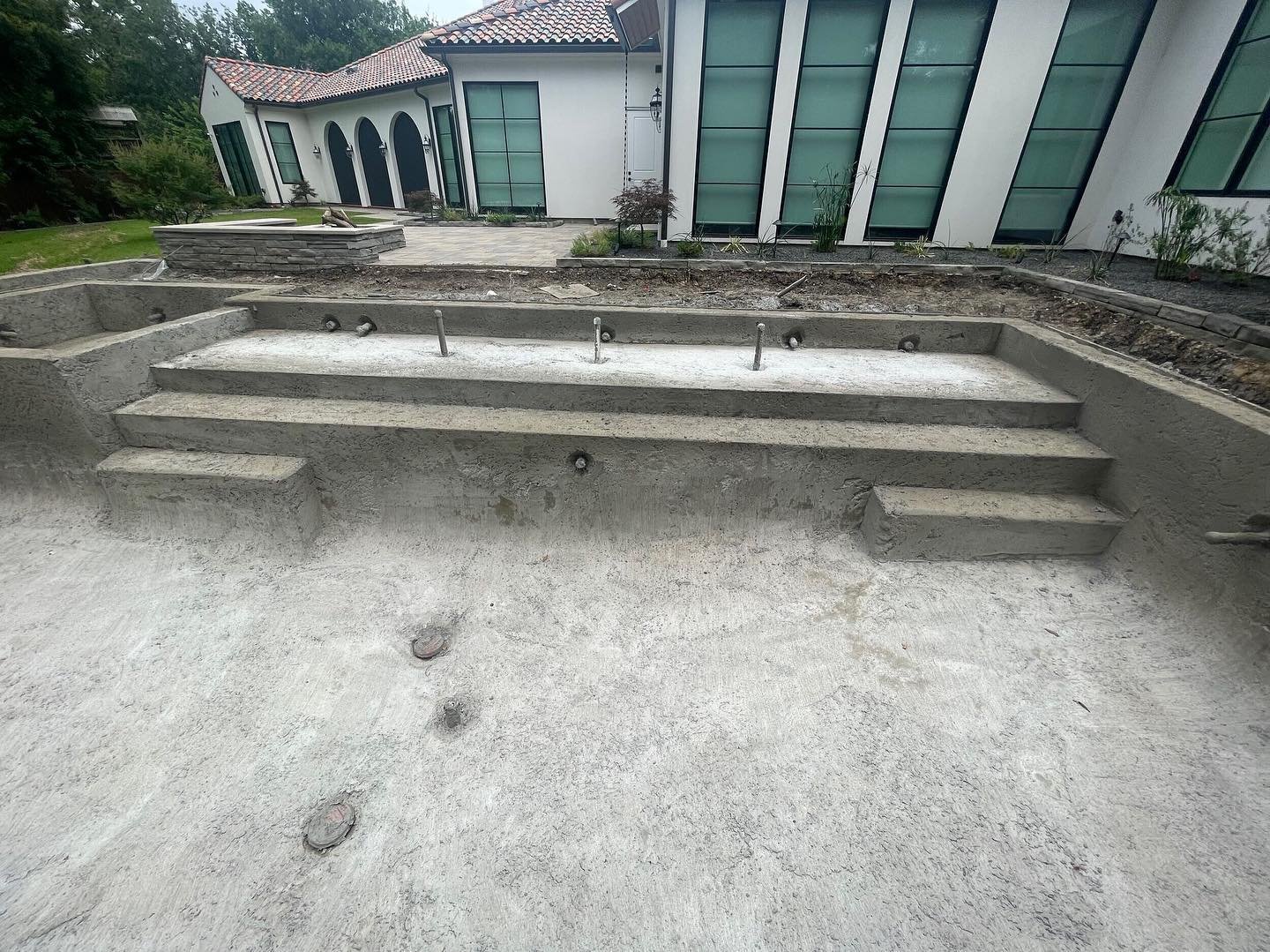 Shotcrete&hellip;✔️ Time for tile and coping! 🤩

#FoleyPools #pool #outdoorliving #pooldesign #construction #outdoorliving #renovation #poolbuilder #excavator #excavation #gunitepool #poolconstruction #poolinspo #prospertx #friscotx #celinatx #comme