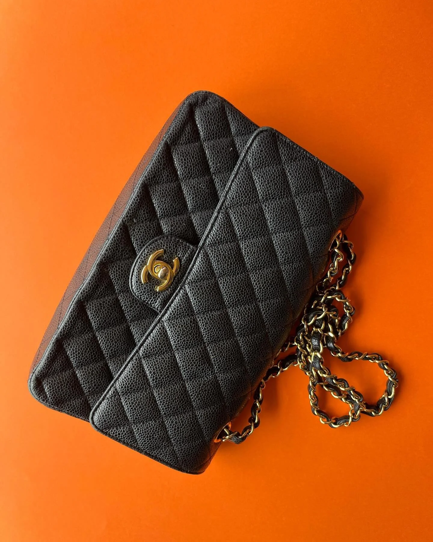 Limpieza, hidrataci&oacute;n y restauraci&oacute;n de color en las esquinas! @chanelofficial