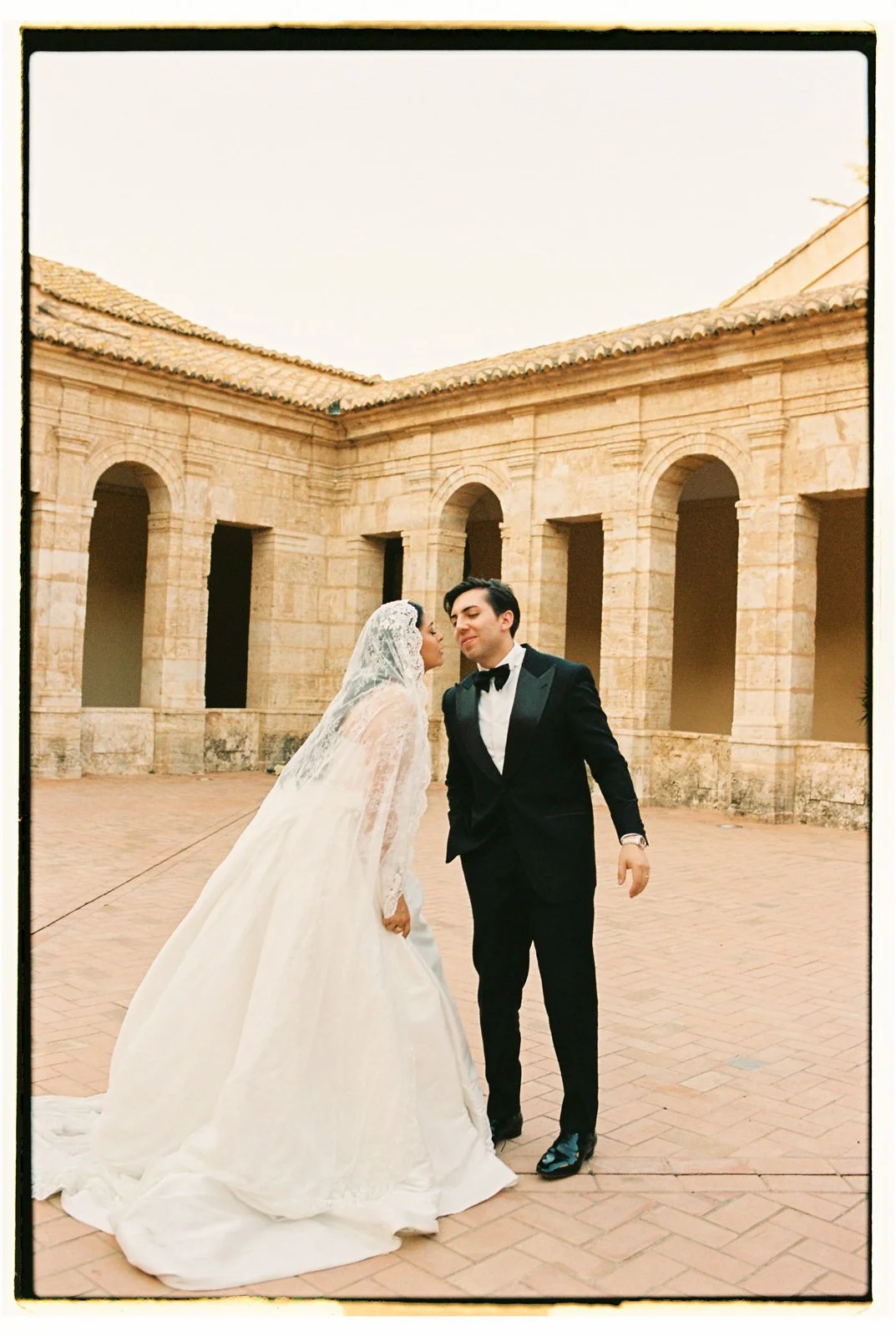 couple kissing 35mm