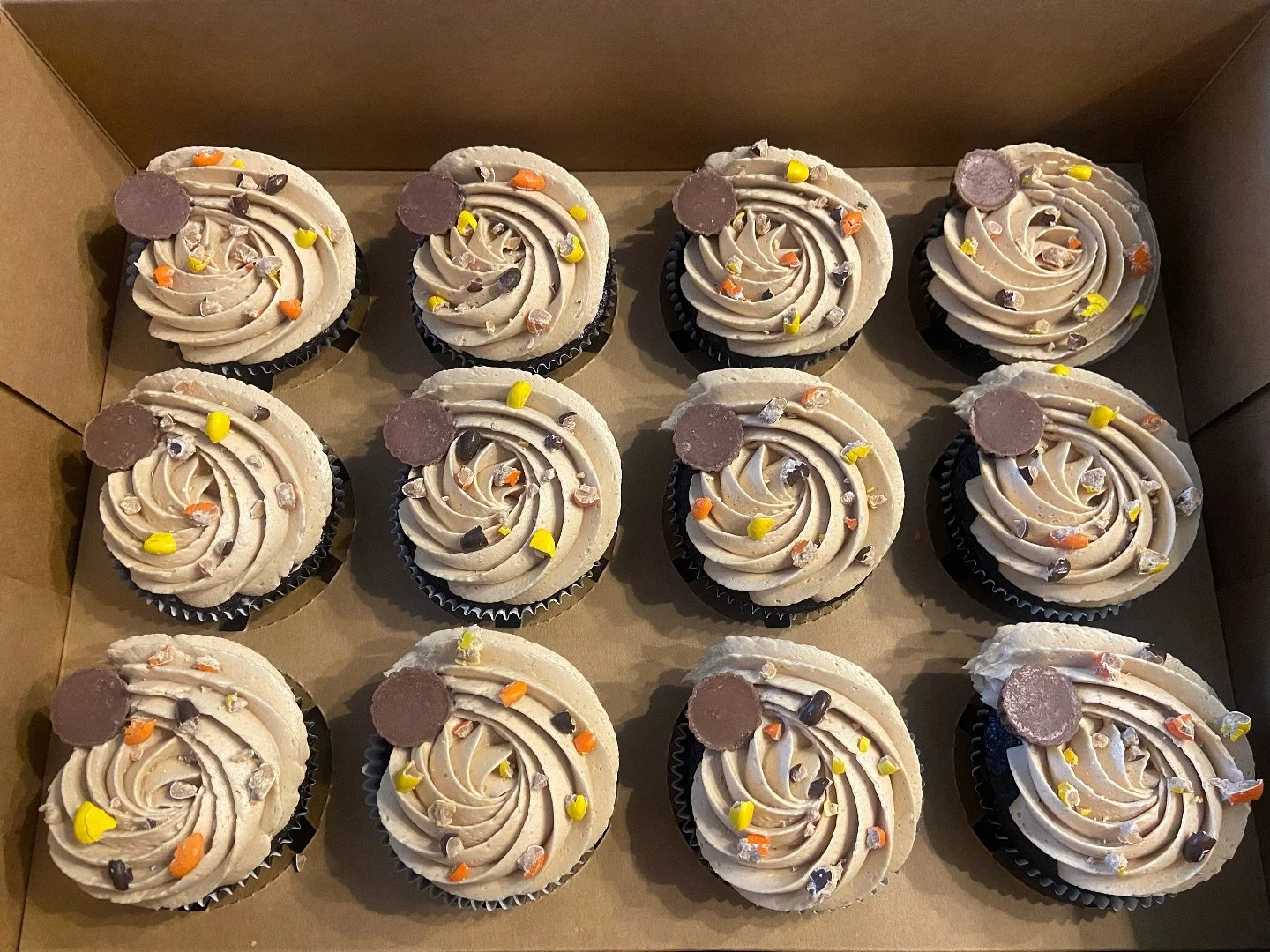 Peanut butter chocolate is always delicious 🥜🍫
#sweetgscupcakes #cupcakes #dessert #aurora #illinois #starbaker #fyp