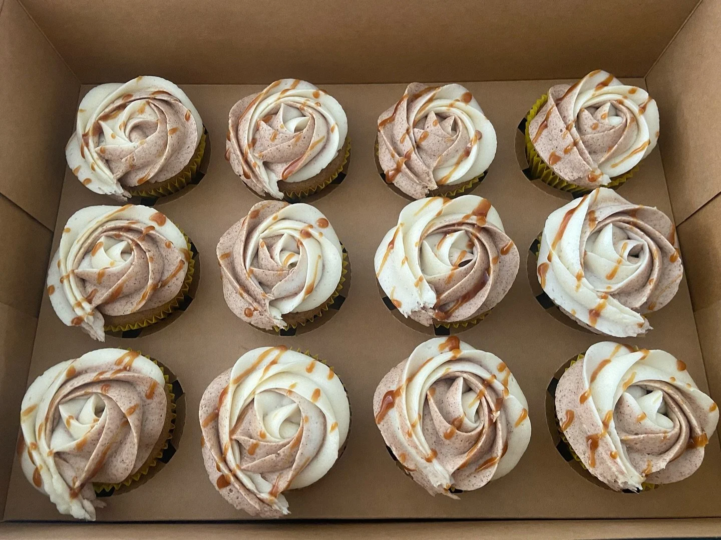 Craving some autumn this summer with cinnamon apple cupcakes drizzled with salted caramel 🍏🍁
#sweetgscupcakes #cupcakes #dessert #aurora #illinois #starbaker #fyp