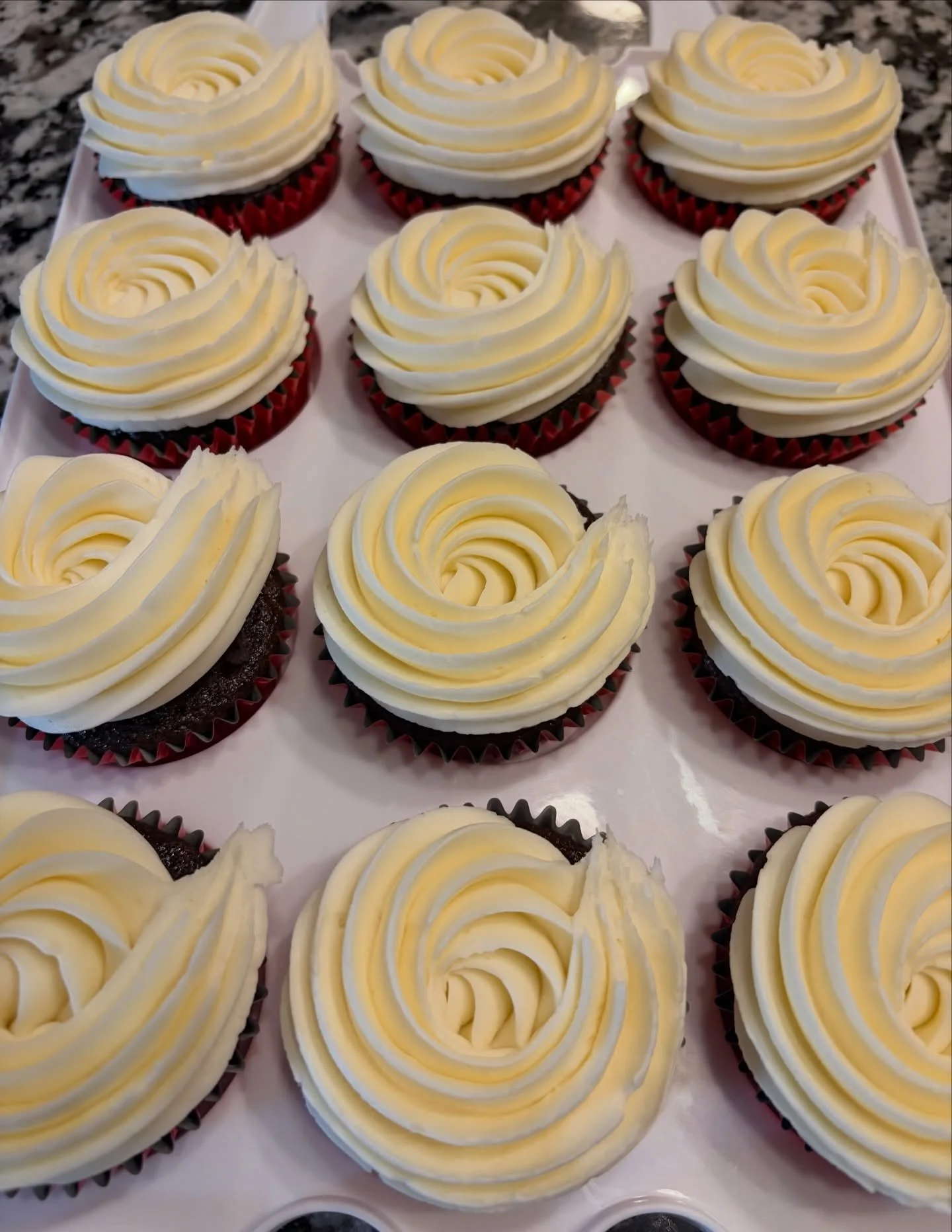 Keeping things sweet and simple this holiday season with chocolate cupcakes topped with vanilla frosting and filled with chocolate ganache 🍫
#sweetgscupcakes #cupcakes #dessert #aurora #illinois #fyp