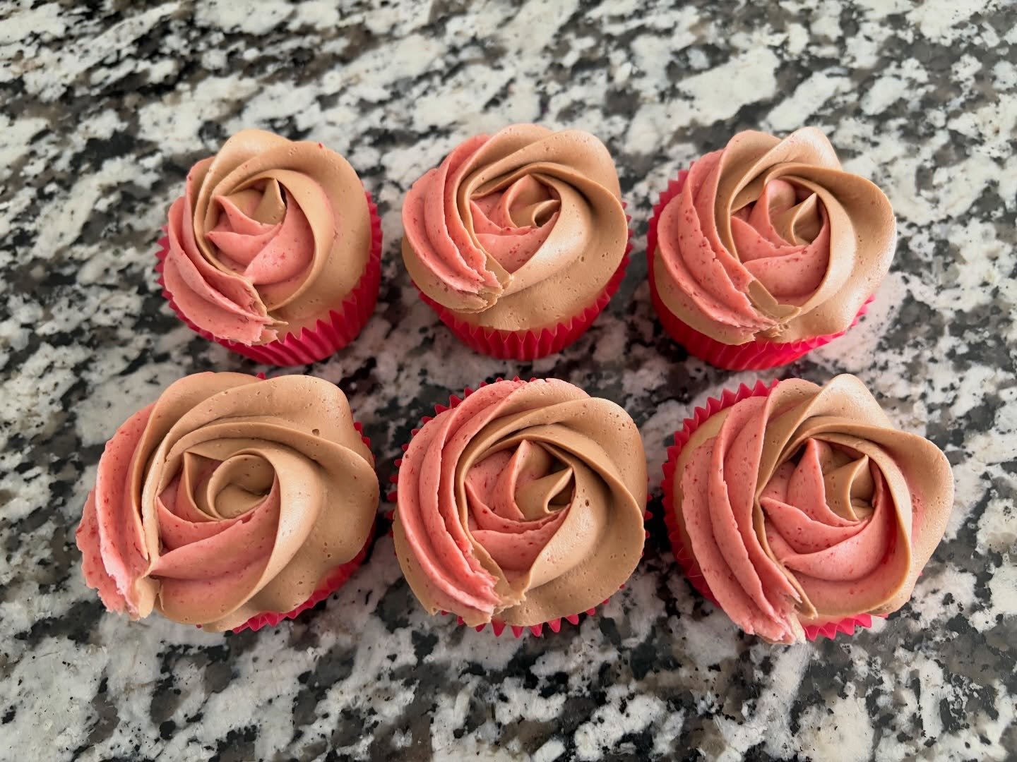 Trying something new with this vanilla cupcake topped with a hazelnut and strawberry frosting swirl and filled with a hazelnut chocolate spread 🍫🍓🍦
#sweetgscupcakes #cupcakes #dessert #aurora #illinois fyp