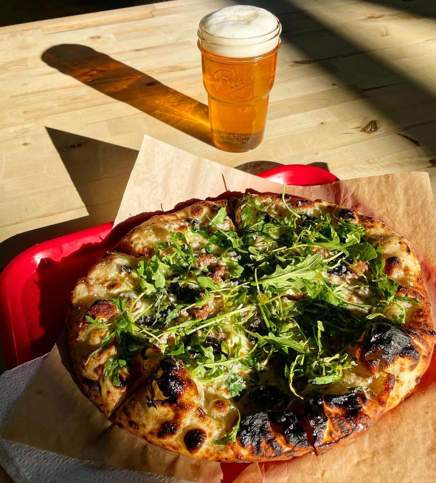 Who doesn&rsquo;t like a little sun dough?! Come photosynthesize in our taproom with the extra daylight we saved, @eatza__pizza is set up on the patio slinging pies until 8 pm or sold out!

#mondaymotivation #beerandpizza #eatlocal #siplocal #sunshin