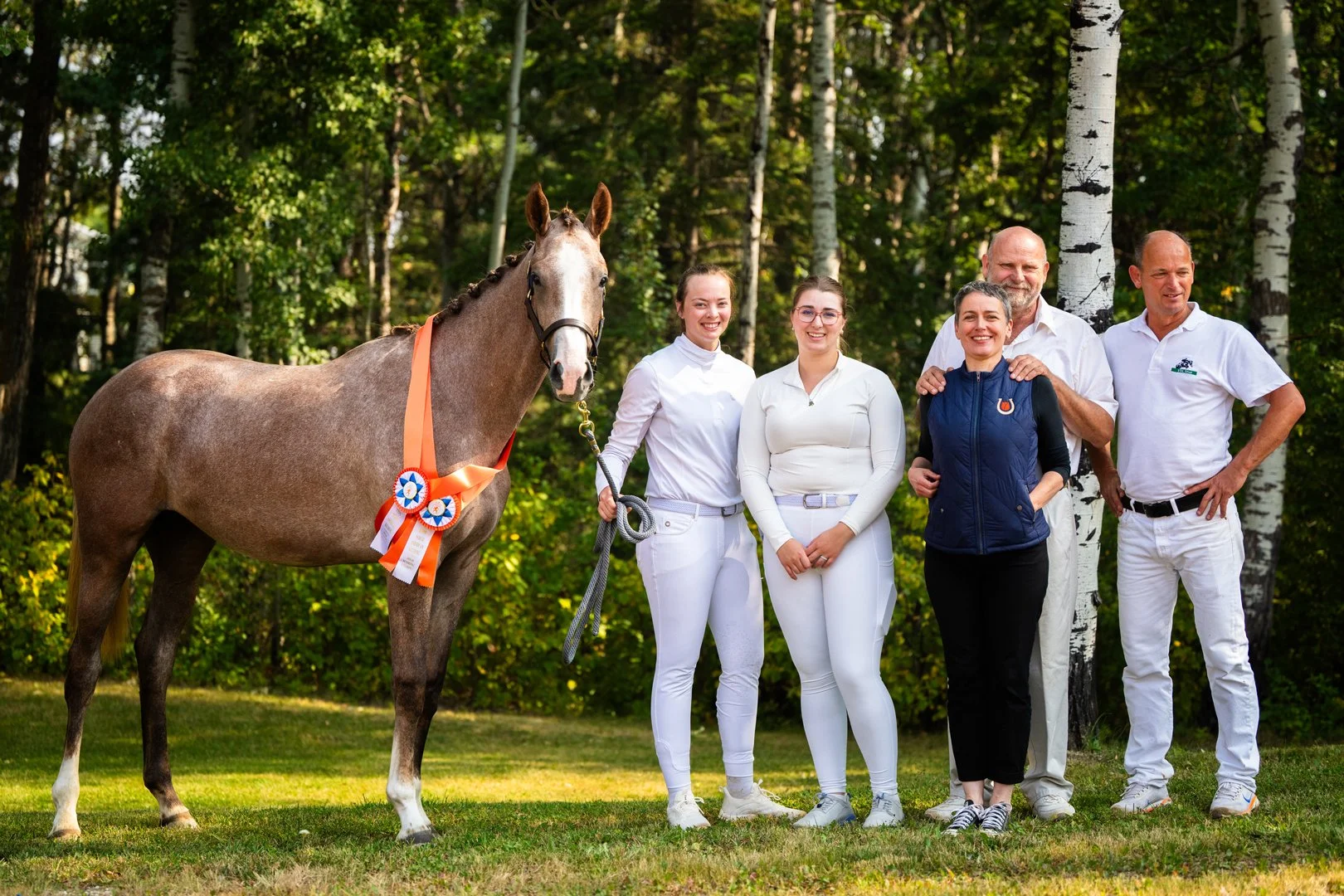  Urocco Blue KVS, 2024 Zirocco Blue x Heartbreaker filly. First premium, high score at the Alberta keuring, and 2025 North American Champion Jumper yearling. Left to right, the KVS team (Sara Hudgins, Elizabeth Neufeld, Alison Cude and Arie Koppe) an