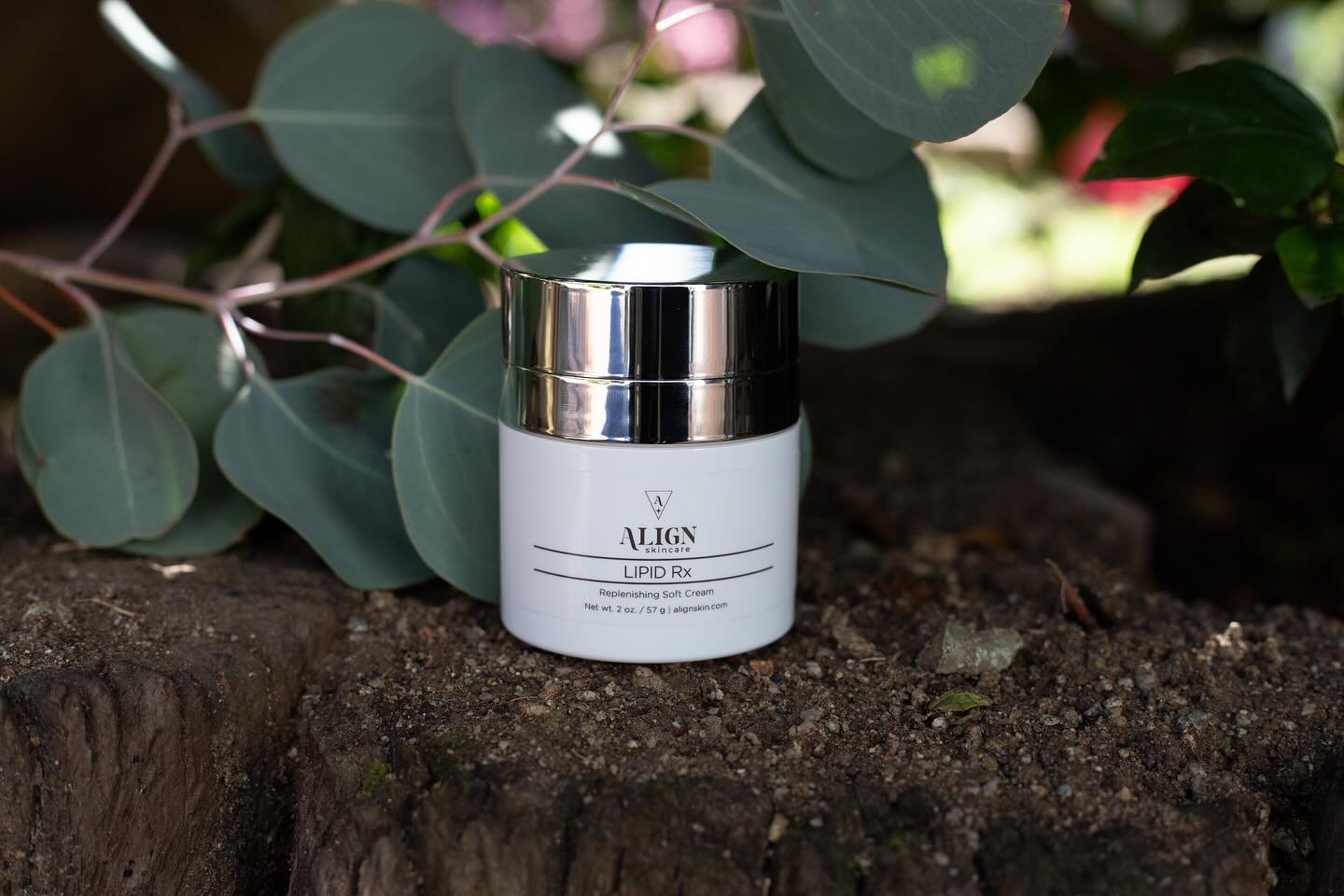 ELASTICITY and TEXTURE of your skin is greatly improved with this product!
💦LIPID RX💦
Moisturizer that contains lipids to provide essential nourishment to help replenish the upper layers of the skin barrier while natural humectants lock in moisture