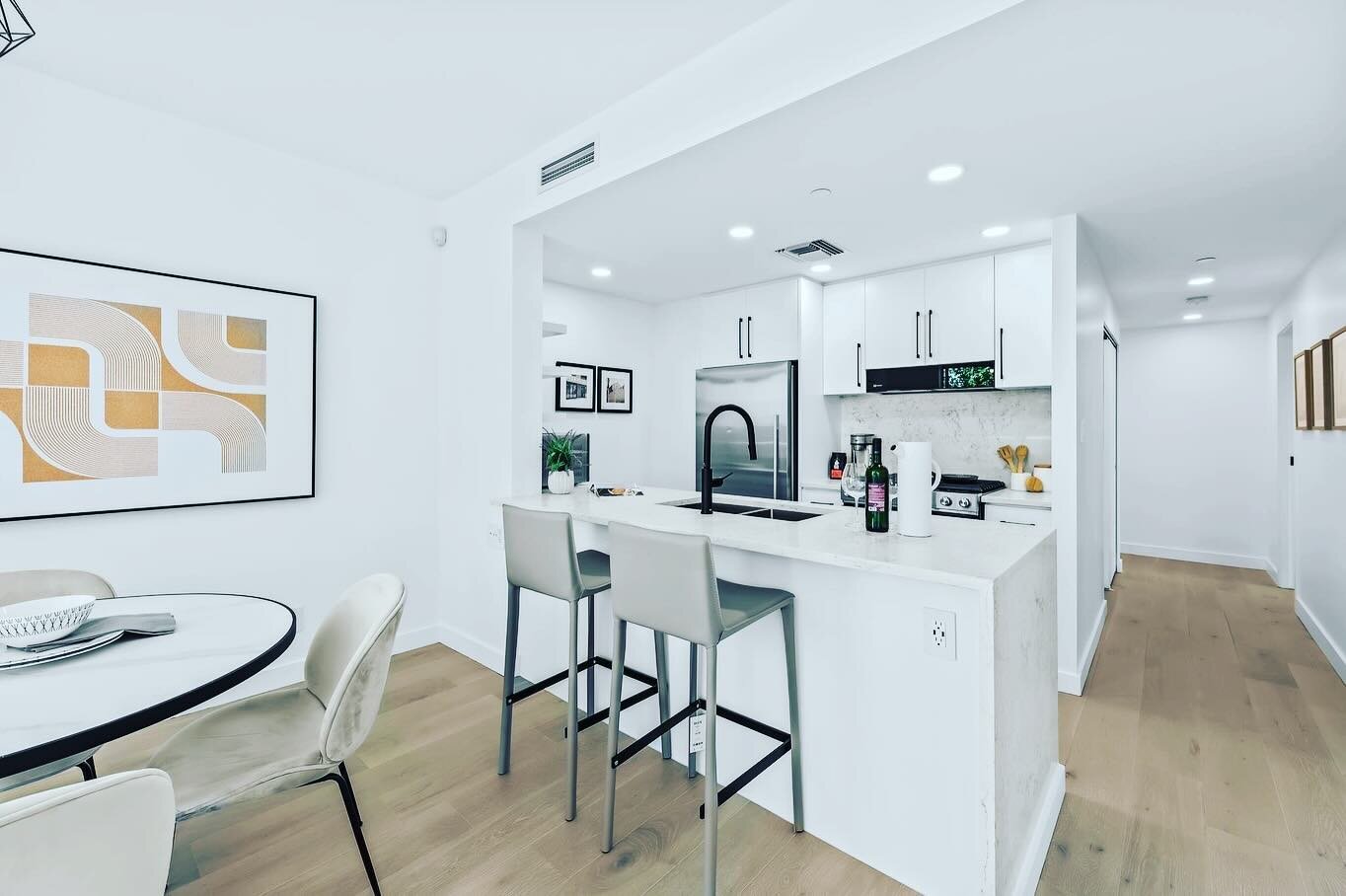 📧 estate@billyshum.com 😍

🏠 Open House📍507-638 Beach Crescent on September 3rd from 1.00pm to 3.00pm

📢 STUNNING renovated 2 bedroom + 2 bathroom park facing condo at Icon I ! West Coast Modern feel in this well laid out unit, featuring Engineer