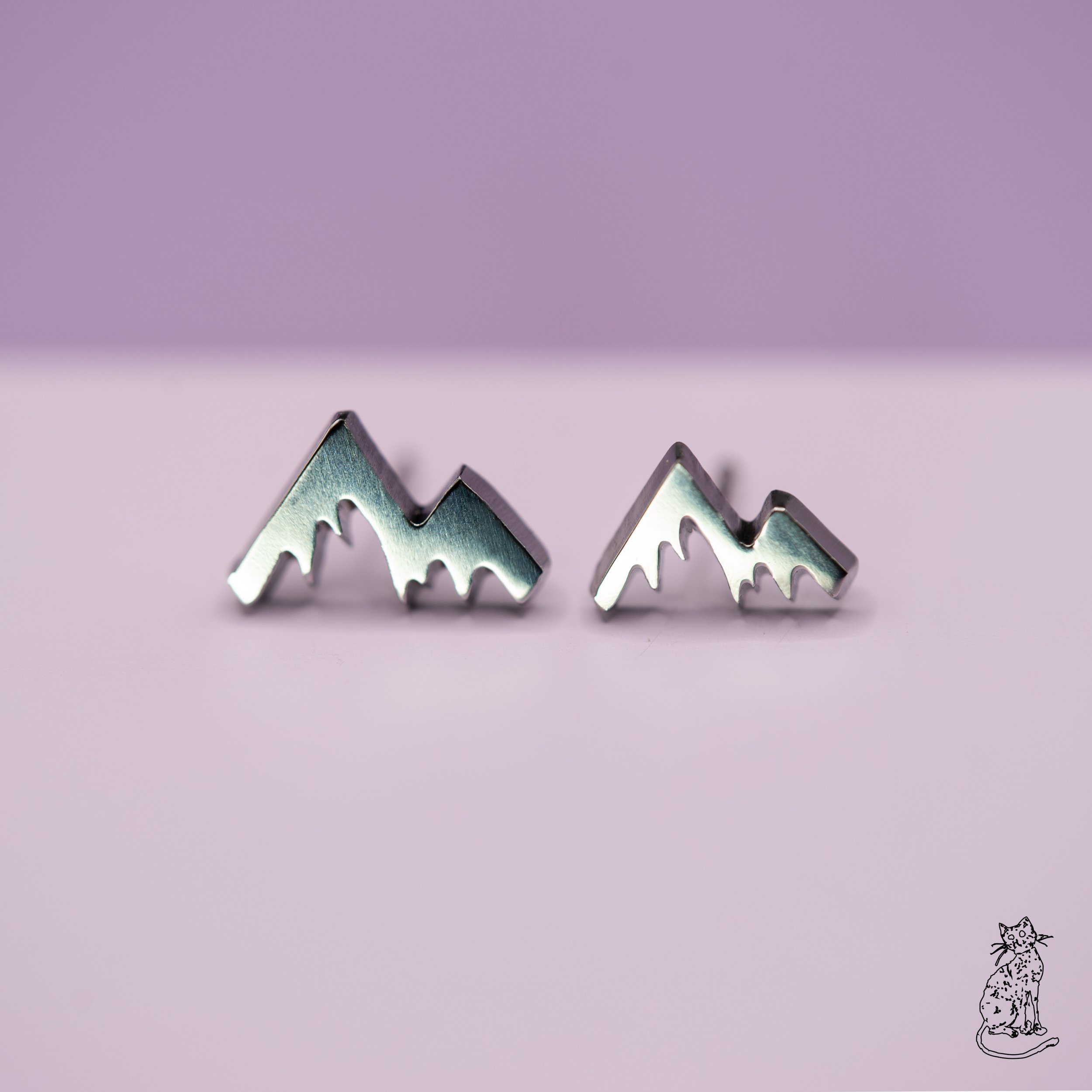 mountain v3 both sizes facing forward.jpg