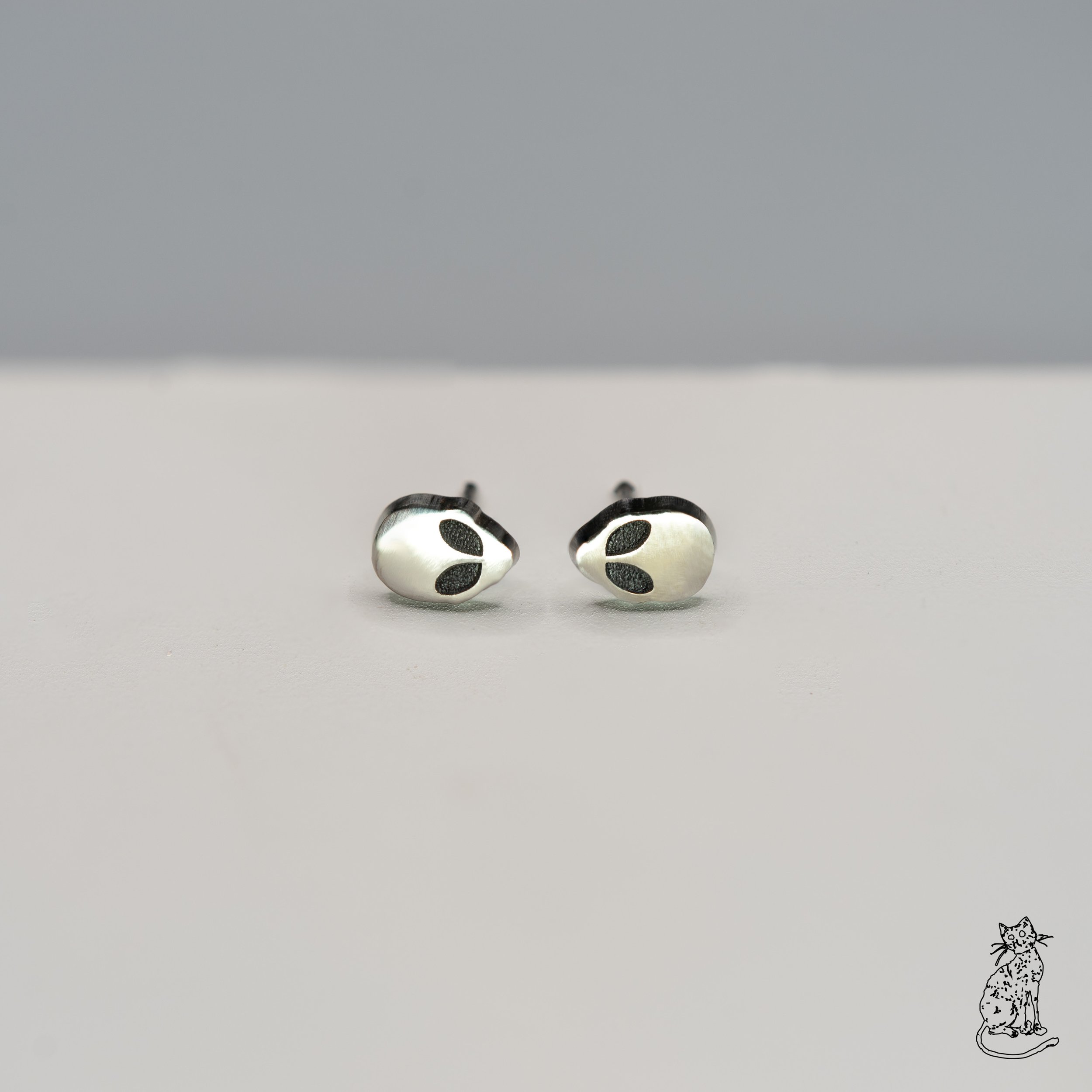 tiny alien both facing forward_.jpg