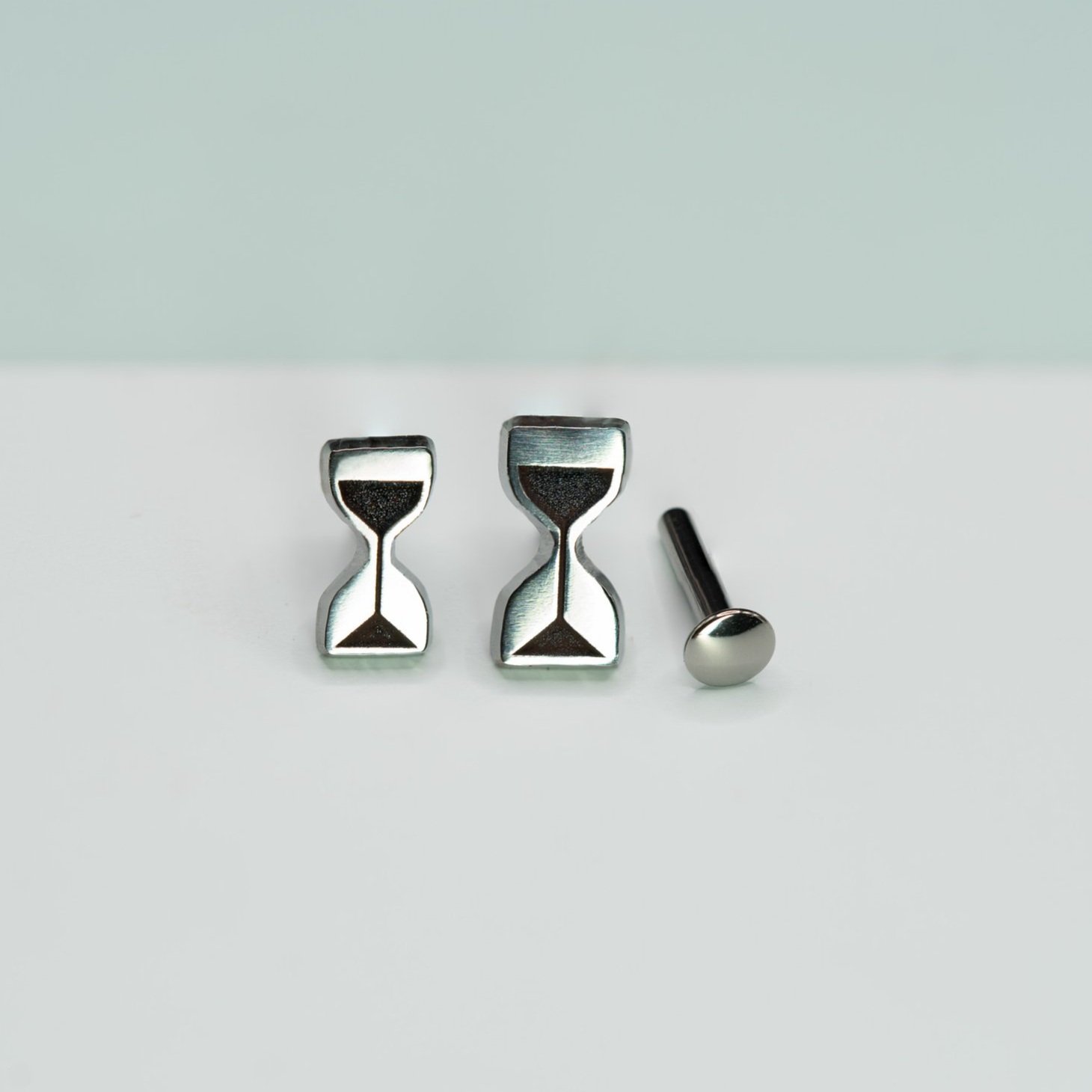 hourglass+both+facing+forward.jpg