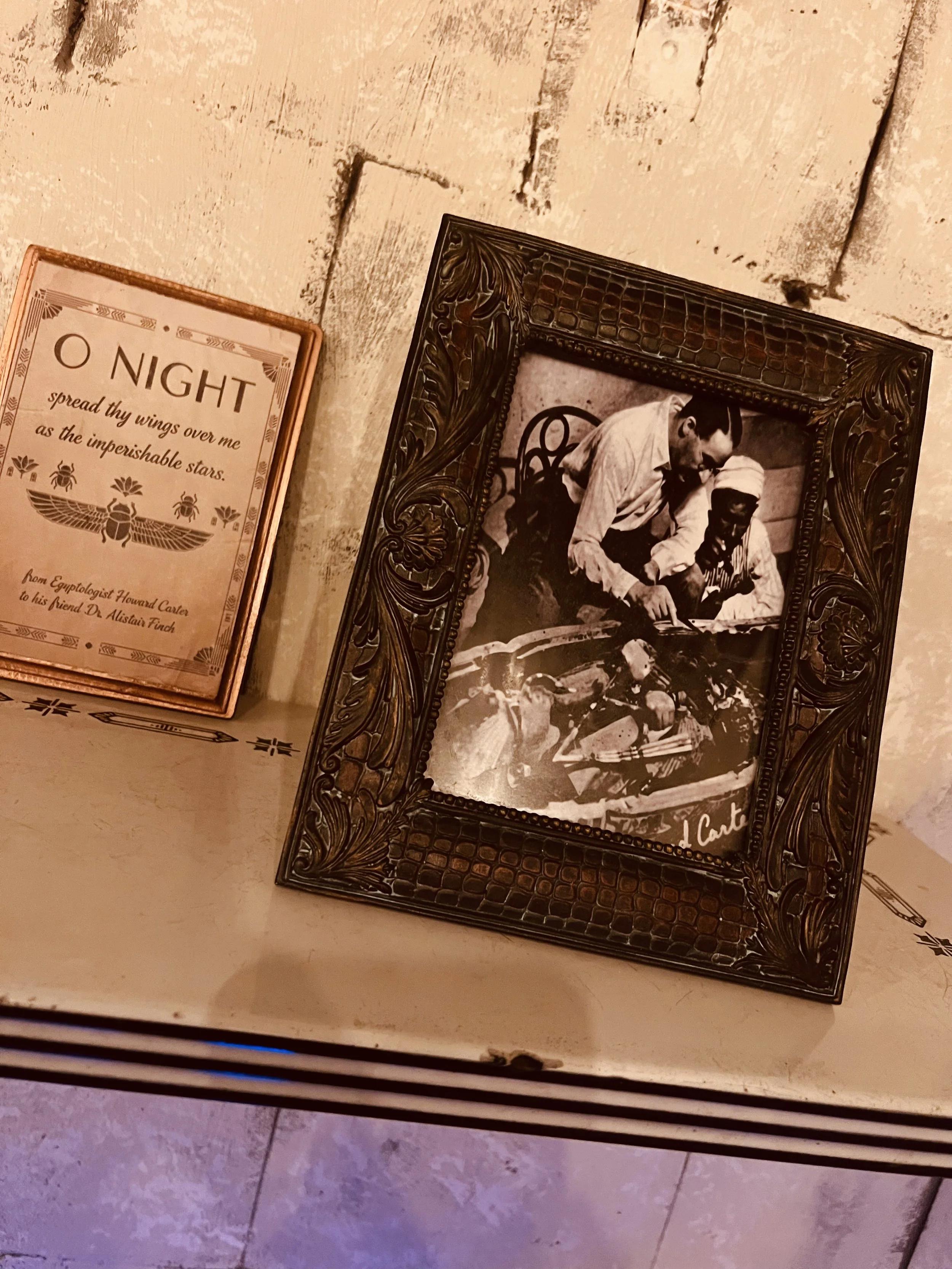 Side stories told by escape room props