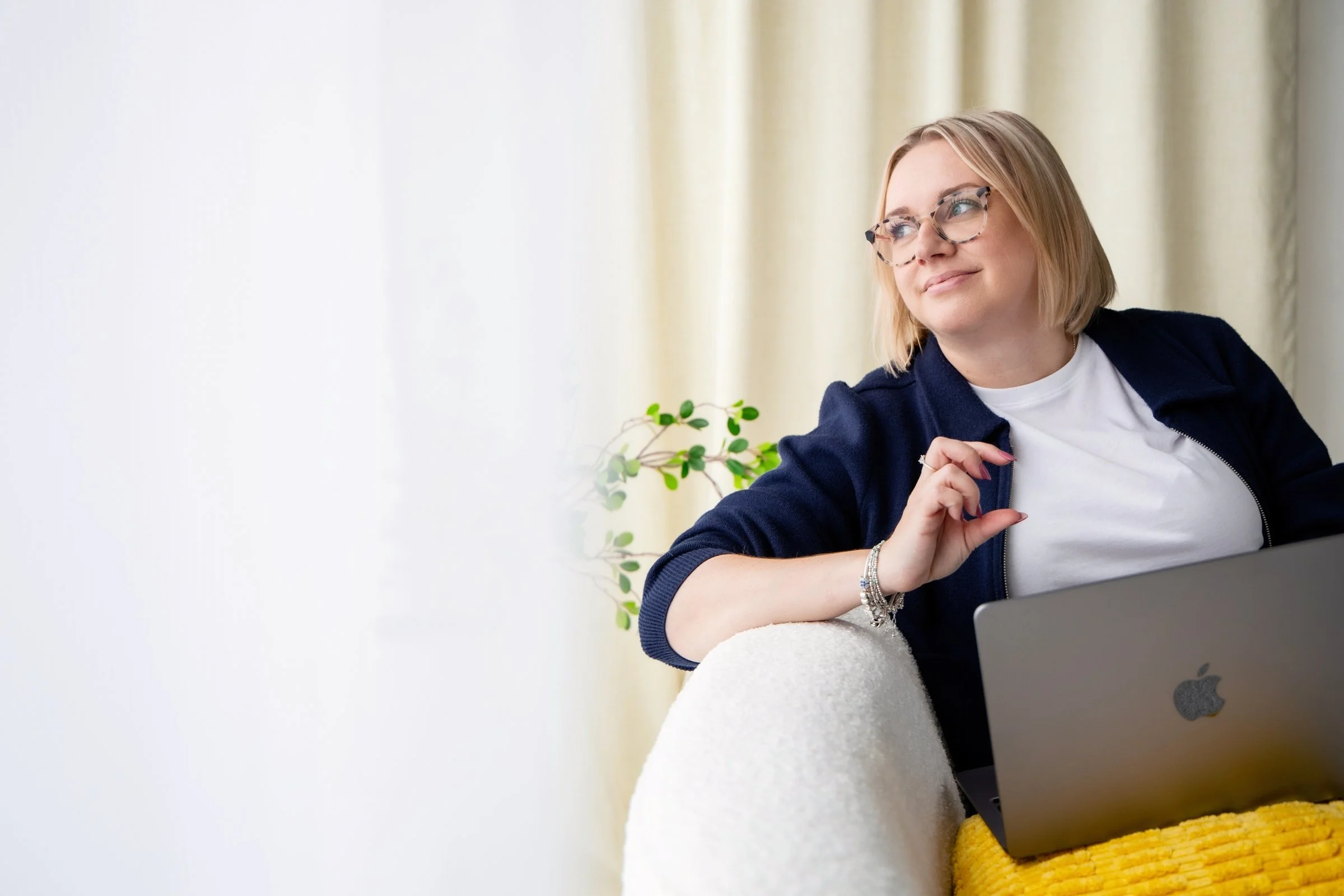 Image of Sadie Finch - Virtual Assistant providing virtual admin support services for small businessess
