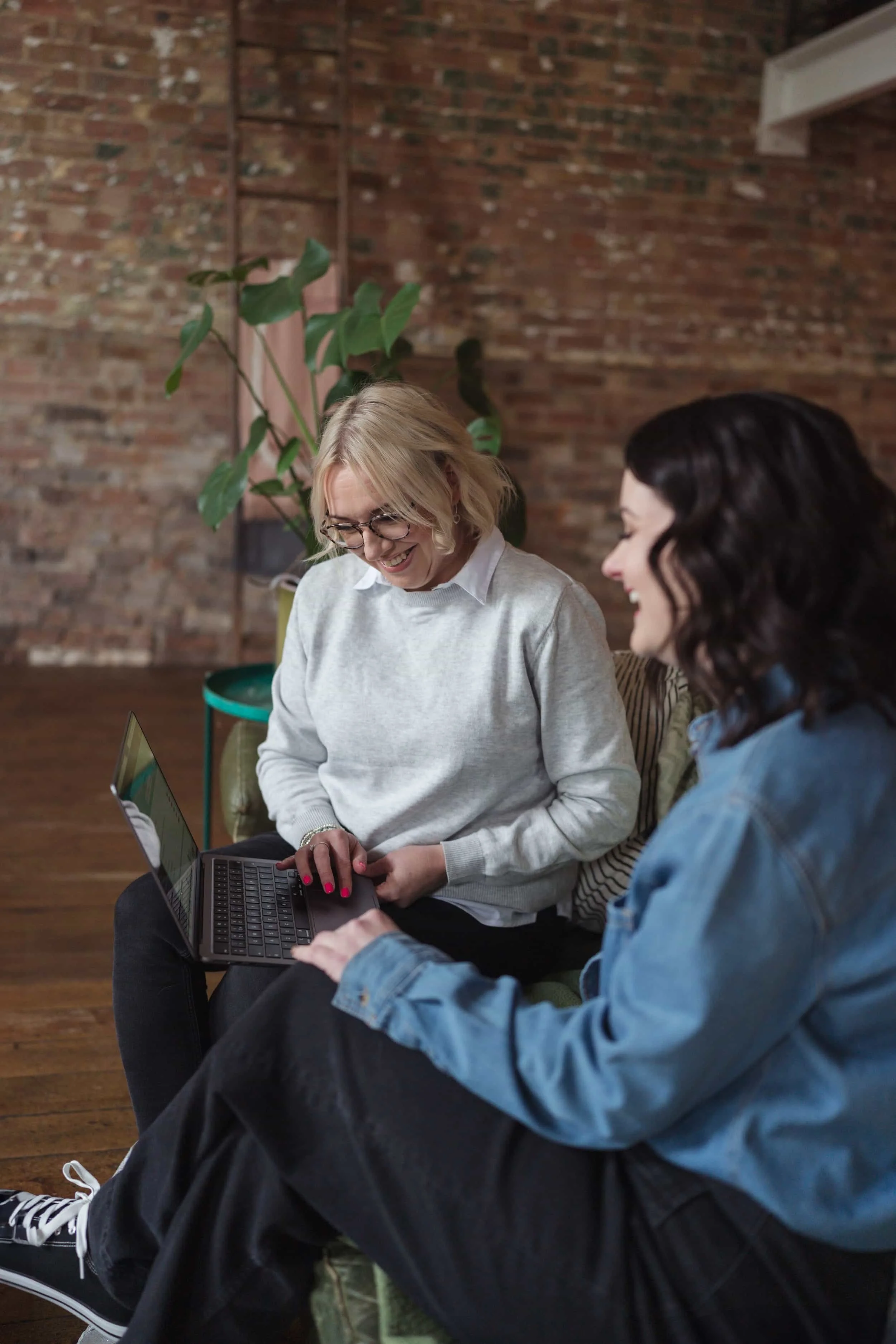 Sadie Finch, virtual assistant based in Ely, Cambridgeshire, sitting next to a potential client having a chat and laugh, demonstrating her virtual admin support services for small businesses