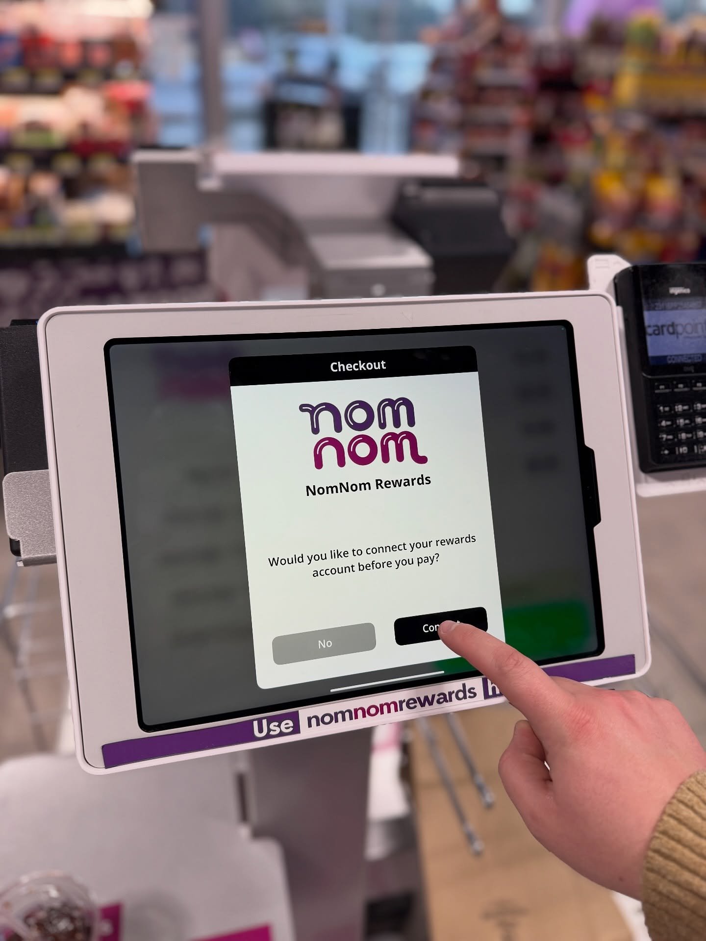 📲 Fast checkout. 💰 Instant rewards.
Convenience is even more rewarding!&nbsp;
Next time you&rsquo;re grabbing snacks, drinks, or essentials, don&rsquo;t forget to connect before you pay. Your wallet will thank you.

#nomnomRewards #SelfCheckoutWin 