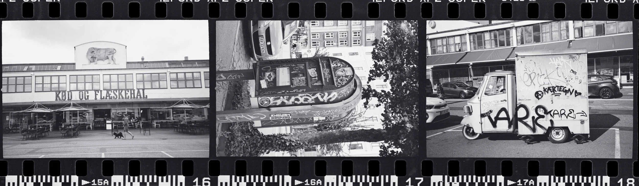 Tre svartvita fotografier av stadsmiljöer, inklusive en byggnad med en hund på trottoaren, ett graffiti-dekorerat betongområde och en graffiti-målad liten lastbil.
