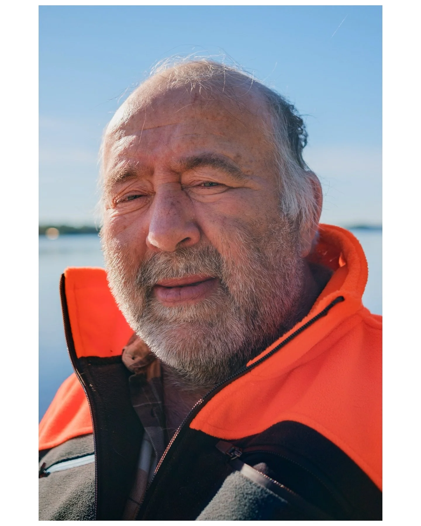 Den lilla f&auml;rjan, mitt mellan fyra l&auml;n.

Vid Hovn&auml;s, l&auml;ngst ned i Dalarnas sydligaste h&ouml;rn, glider Sveriges minsta bilf&auml;rja sakta &ouml;ver Dal&auml;lven. Vid rodret st&aring;r Peter Wiklund, och det har han gjort i snar