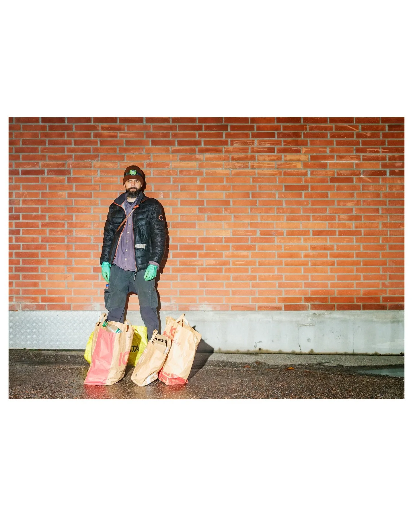 Ett ruttet system.

N&auml;r butikerna st&auml;nger f&ouml;r kv&auml;llen &ouml;ppnar Andreas Jakobsson den f&ouml;rsta containern.
Bev&auml;pnad med pannlampa och gummihandskar r&auml;ddar han det som annars skulle ha kastats. Dumpster diving &auml;