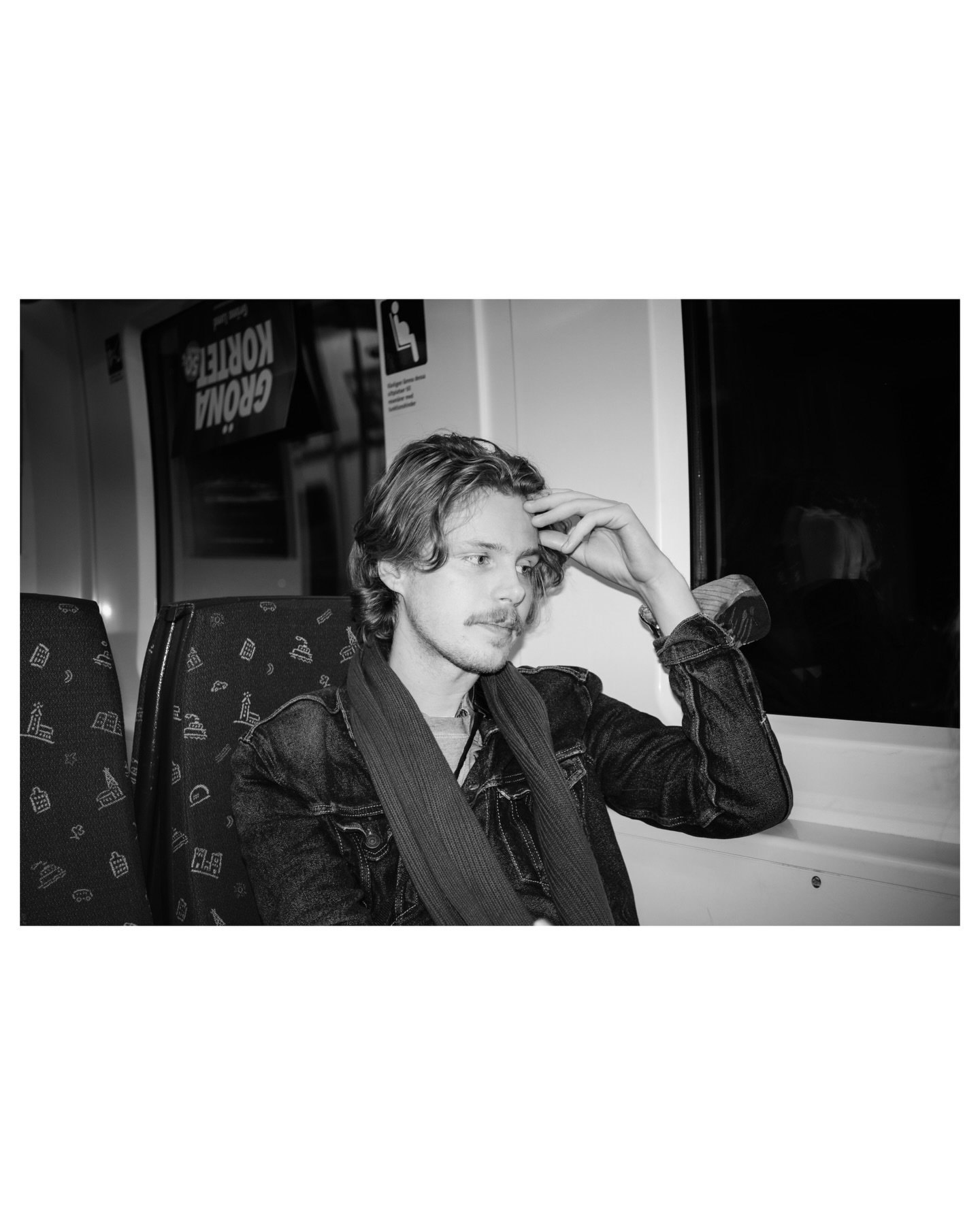 @carstensenfoto i pendlingstillst&aring;nd.
.
.
#fujifilmglobal 
#fujifilmnordic 
#fujifeed 
#woofermagazine 
#framelinesmag