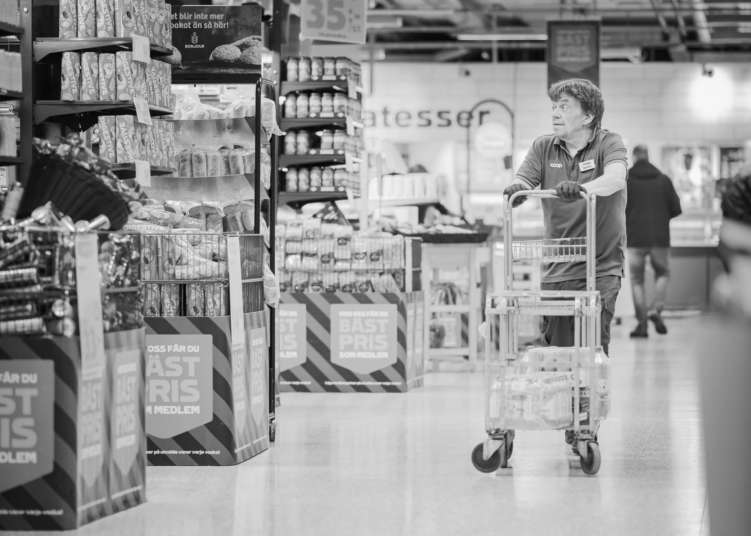 En man med kundvagn i en mataffär.