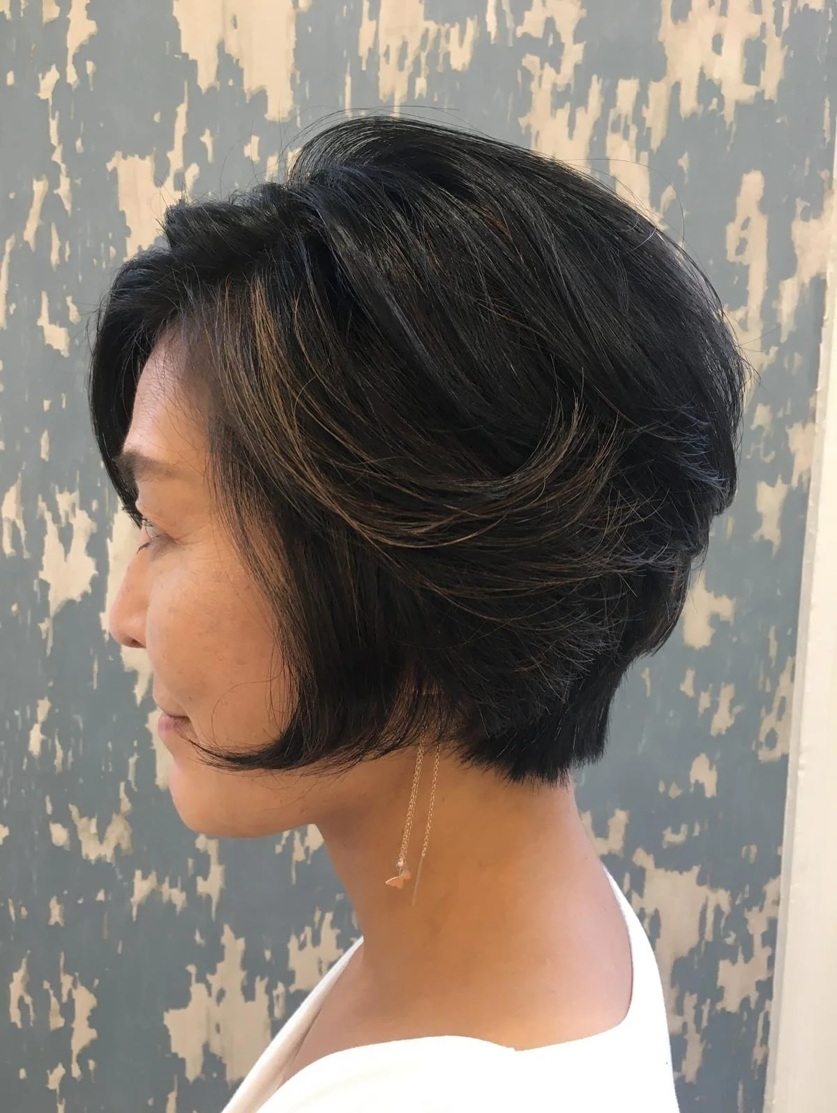 ✨ Sleek, modern, and full of volume! ✨
This stunning stacked bob by our Art Director Nicole perfectly blends texture and movement for a bold yet elegant look. 💇&zwj;♀️👌
 #StackedBob #HairGoals #TexturedLayers #ChicShortHair