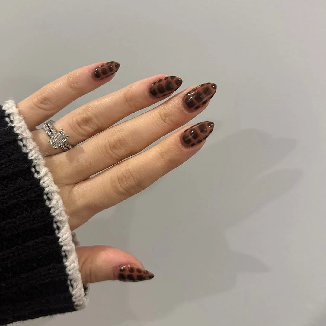 AUTUMN NAILS HAVE ARRIVED @haringtons_hairsalon_amersham 🤎🍂🪵🧦

Beautiful nails created by Ellie✨ Save this for your next nail appointment! 

Autumn nails are finally here and we are obsessed! 🤎

#haringtons #haringtonshairdressing #haringtonshai