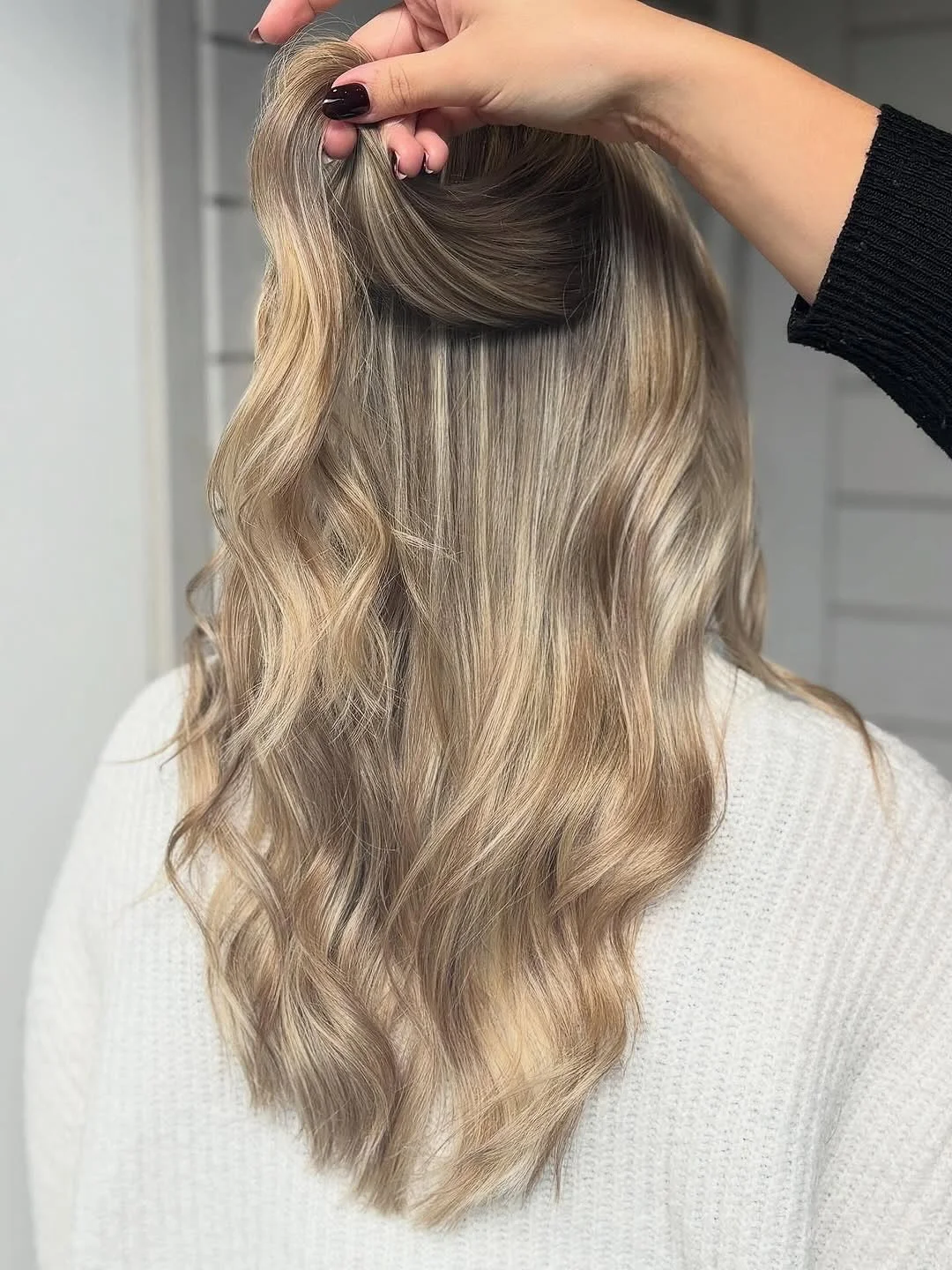 Amazing work by @hairbyzoe.erin @haringtonsbeaconsfield 

✨Low-maintenance never looked so good ✨

Soft curls + creamy balayage 💫

#BalayageBliss #CreamyTones #effortlesshair #haringtons #haringtonsbeaconsfield #haringtonshairdressing #beaconsfields