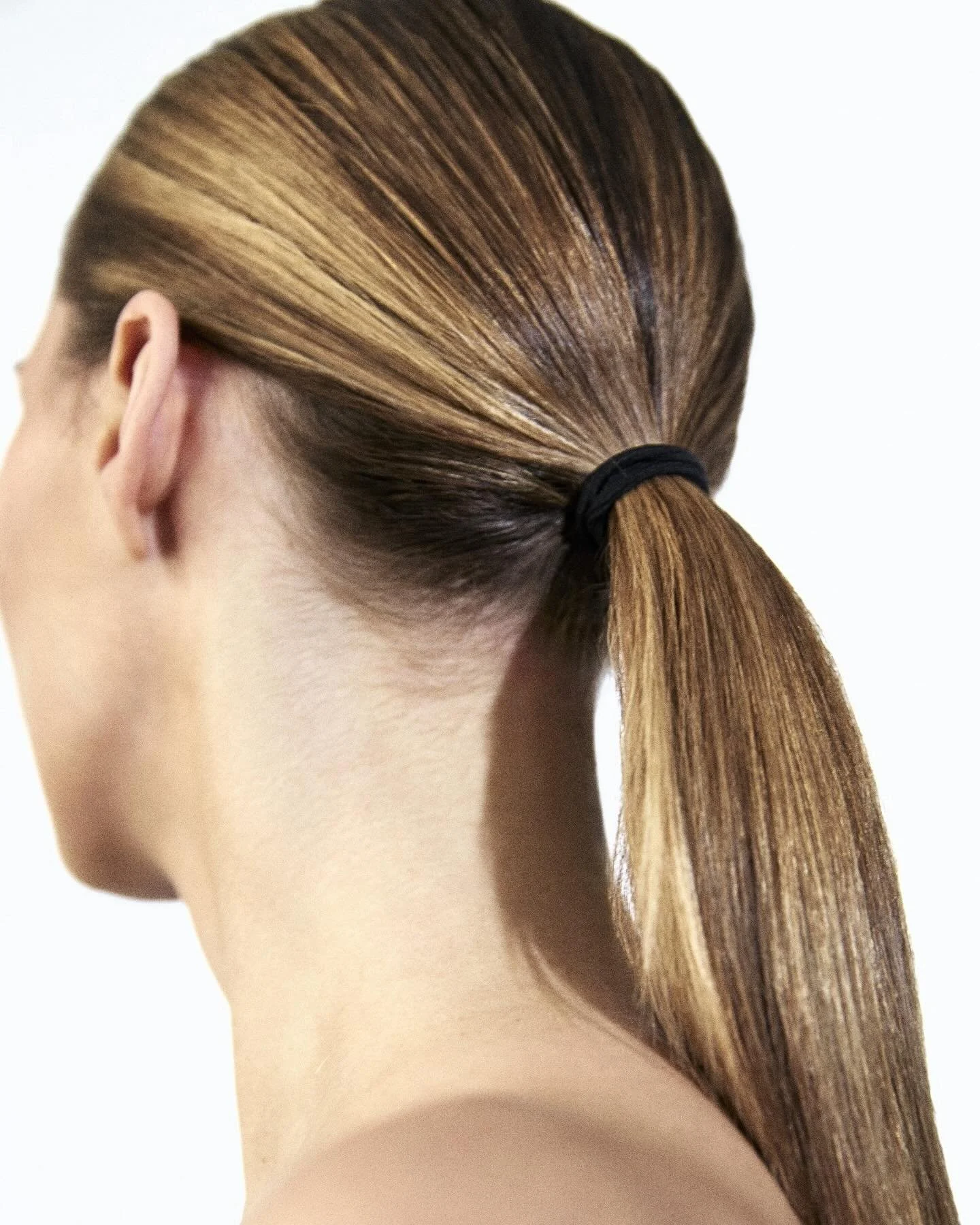 Ponytail &ldquo;MOMENT&rdquo;. Hair by our very own Creative Director Richard Scorer 🌟

Smooth and simple.

Hair: @richardscorer
Photography: @davidralphstudio
Styling: @mabelgunnerscorer
Makeup: @maddieaustinmua 

#haringtons #haringtonshairdressin