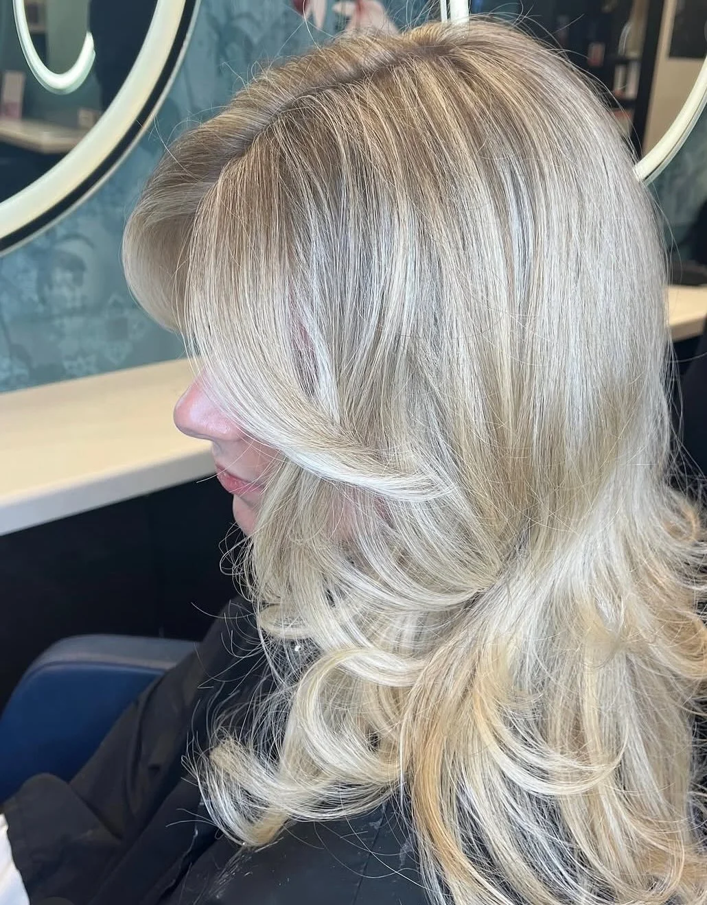 THAT BLENDDDD🤤 Beautiful blonde moment by our Technical Director Paige finished with a bouncy blowout💗Call the salon to be the next blonde bombshell🍯 #blondebombshell #blondehighlights #bouncyblowdry #hair #haringtonshair