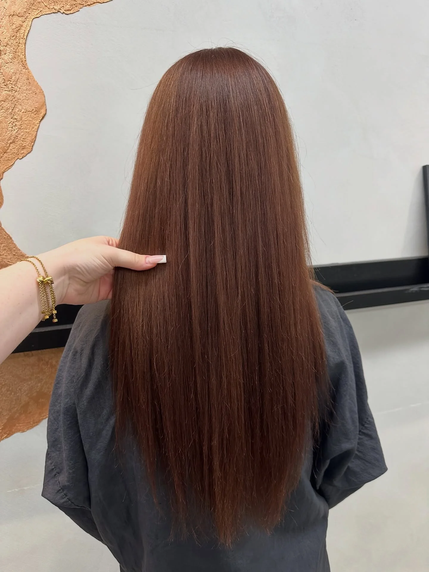 Autumn vibes are here 🤎🪵
Check out this stunning blonde to auburn transformation by @lianaslocks 📸 We are OBSESSED! 
Book in your autumn appointment now! x