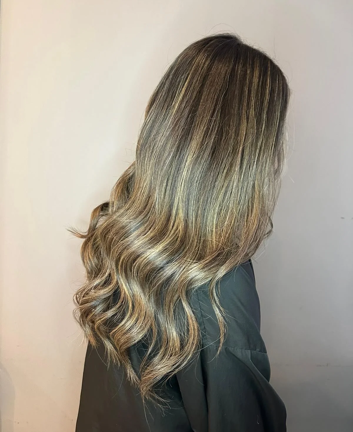 A cool toned masterpiece❄️
Balayage by our Creative Technician Becca using @lorealpro lightening powder finishing off with a toner for an icy finish. 
#balayage #hair #haringtonsmarlow #hairsalonmarlow #marlowhairdresser #cooltonedbalayage