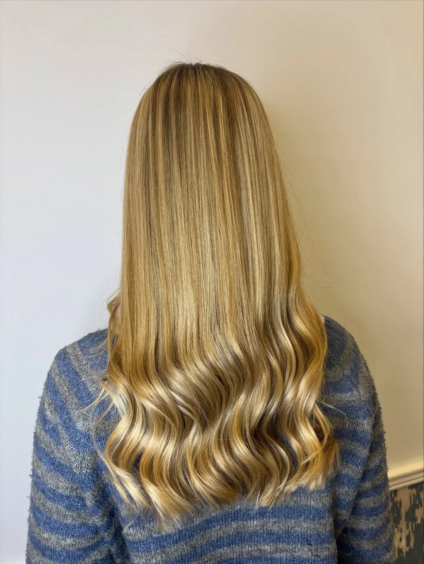 ✨ Fresh trim &amp; flawless finish by Ella 💇&zwj;♀️ Smooth, shiny, and full of life &mdash; the perfect refresh! 💛✨
 #FreshEnds #HealthyHair #BlondeVibes #HairRefresh #SalonMagic #BouncyBlowdry #HairGoals 💕